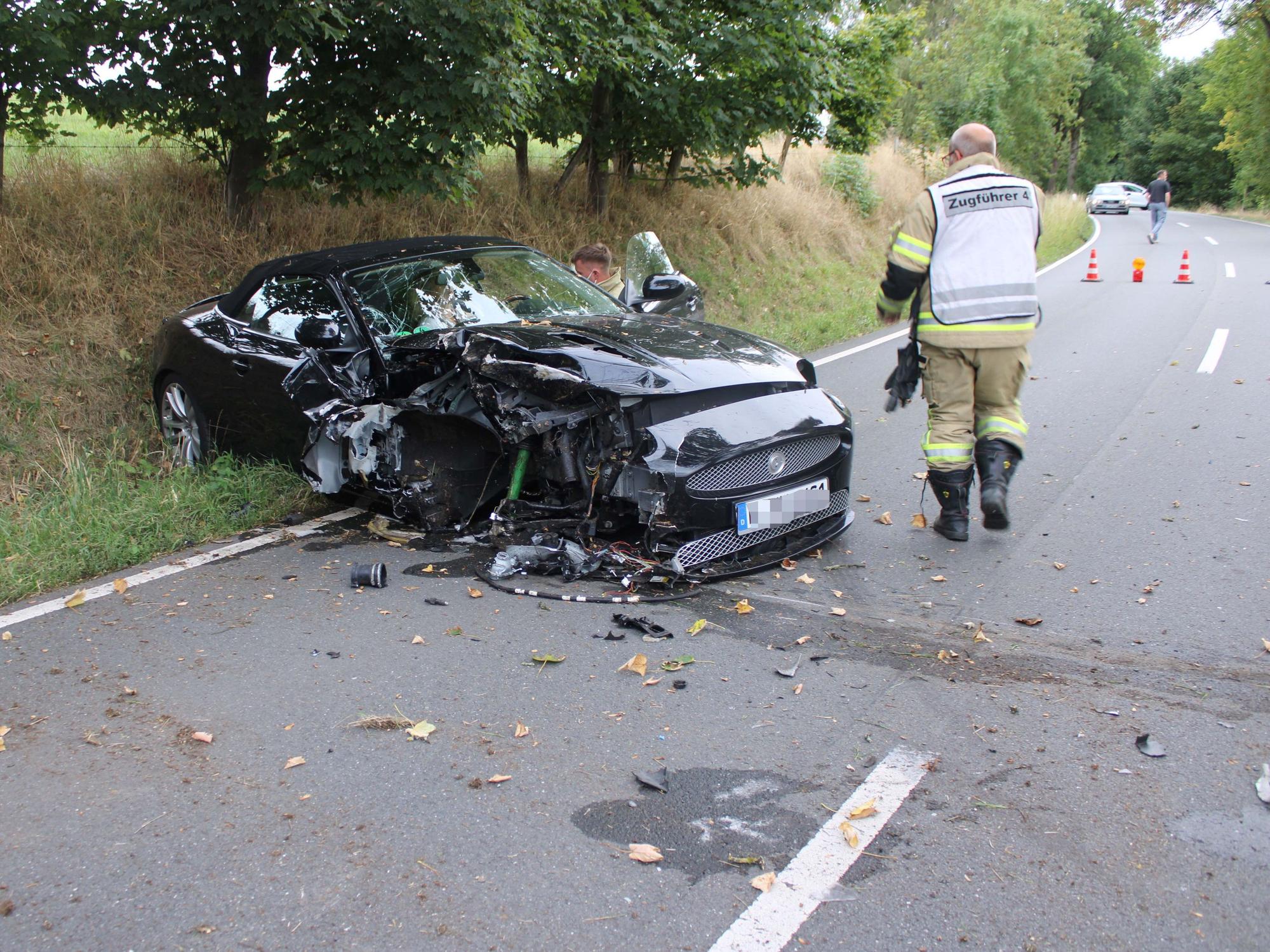 Zerstörtes Auto nach einem Unfall mit einem Baum. Die Fahrerin konnte mit leichten Verletzungen geborgen werden.