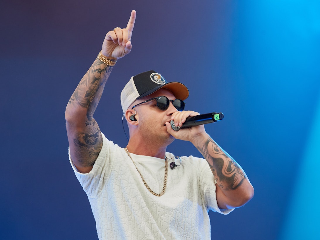 Sänger Pietro Lombardi, hier auf der Bühne beim Strandkorb Open-Air Konzert im Juli 2021.