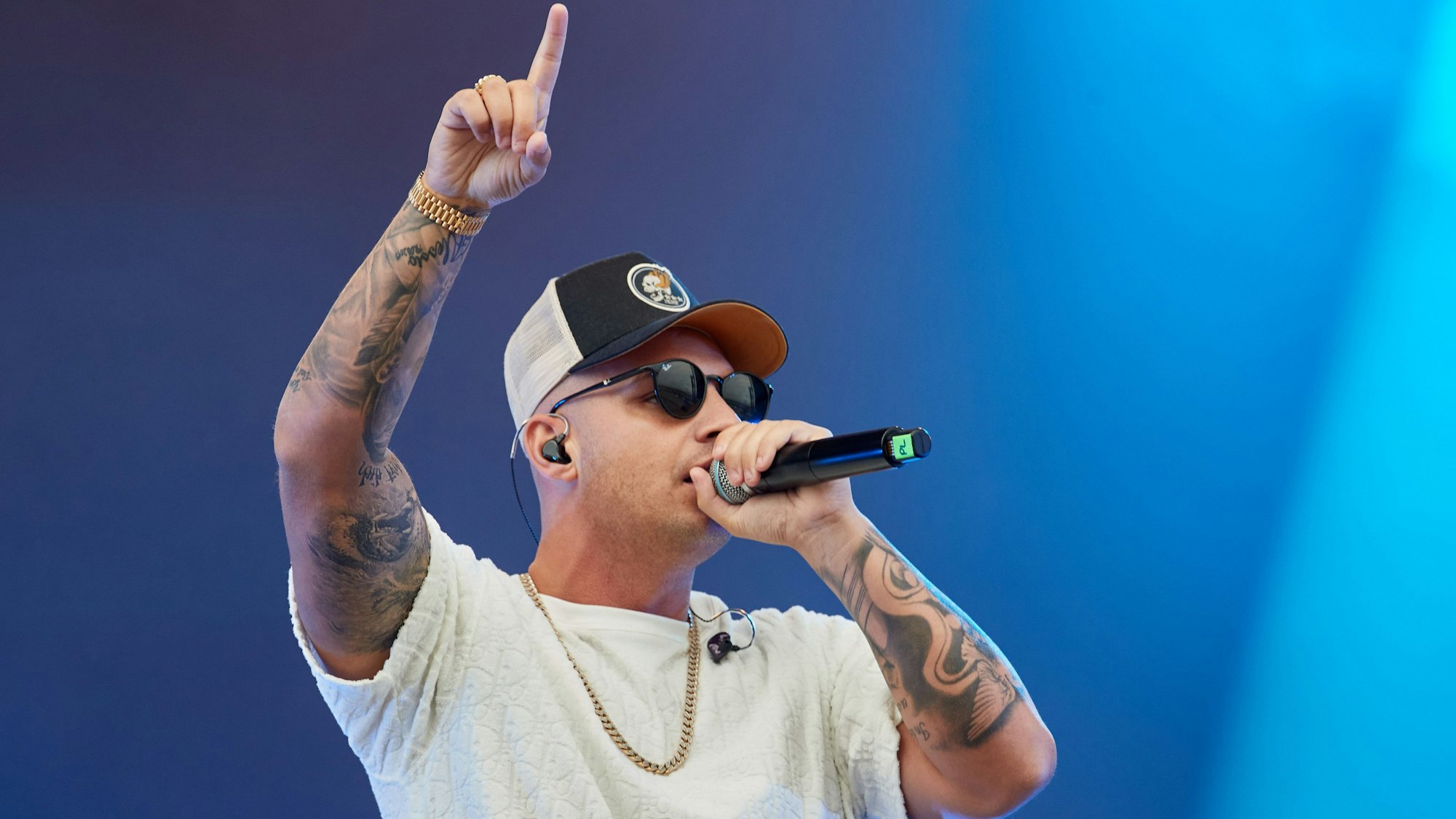 Sänger Pietro Lombardi, hier auf der Bühne beim Strandkorb Open-Air Konzert im Juli 2021.