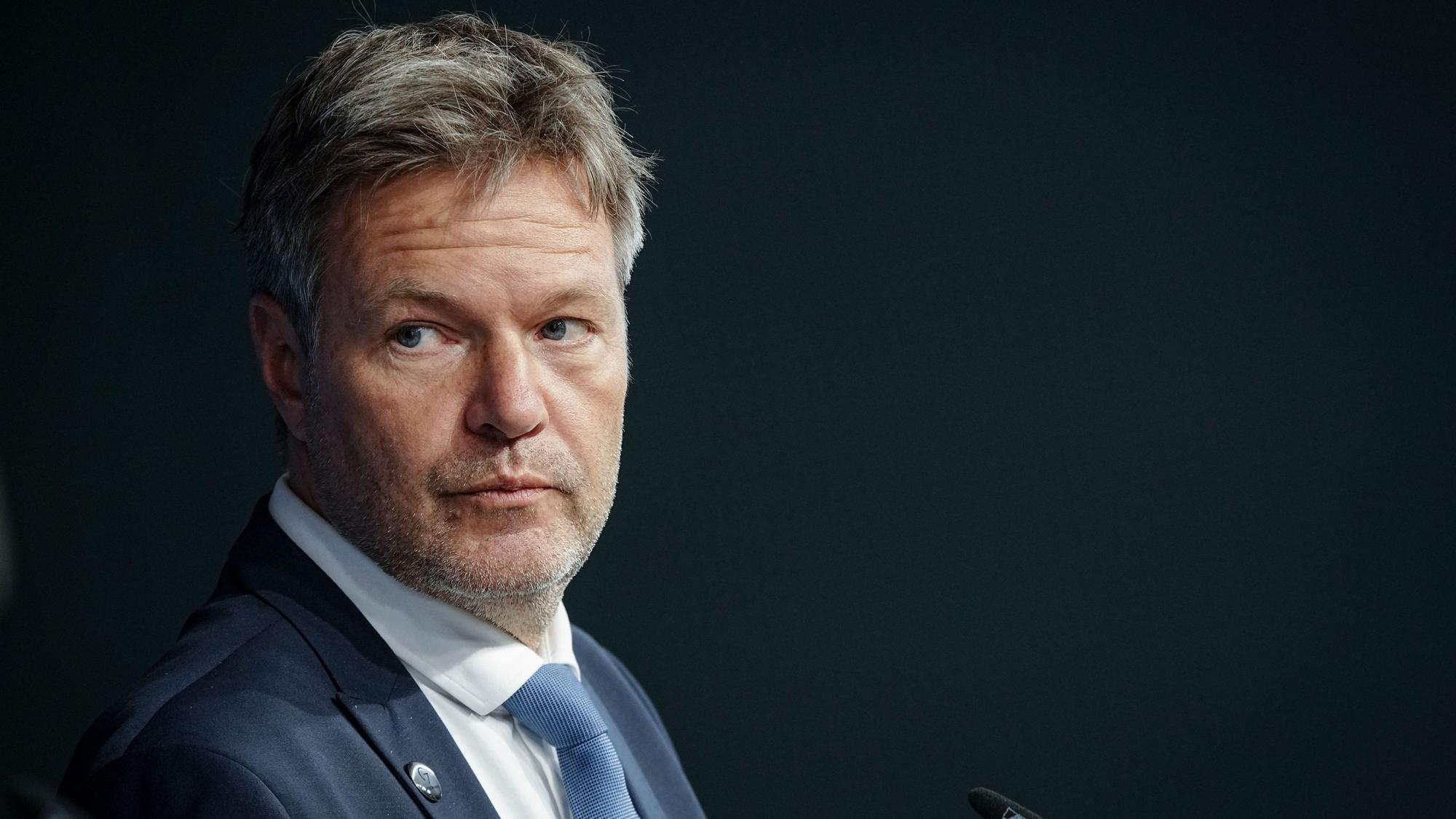 Robert Habeck (Bündnis 90/Die Grünen), Bundesminister für Wirtschaft und Klimaschutz, spricht auf der Abschlusspressekonferenz nach dem Treffen der G7-Handelsminister im Schloss Neuhardenberg zu den Medienvertretern.
