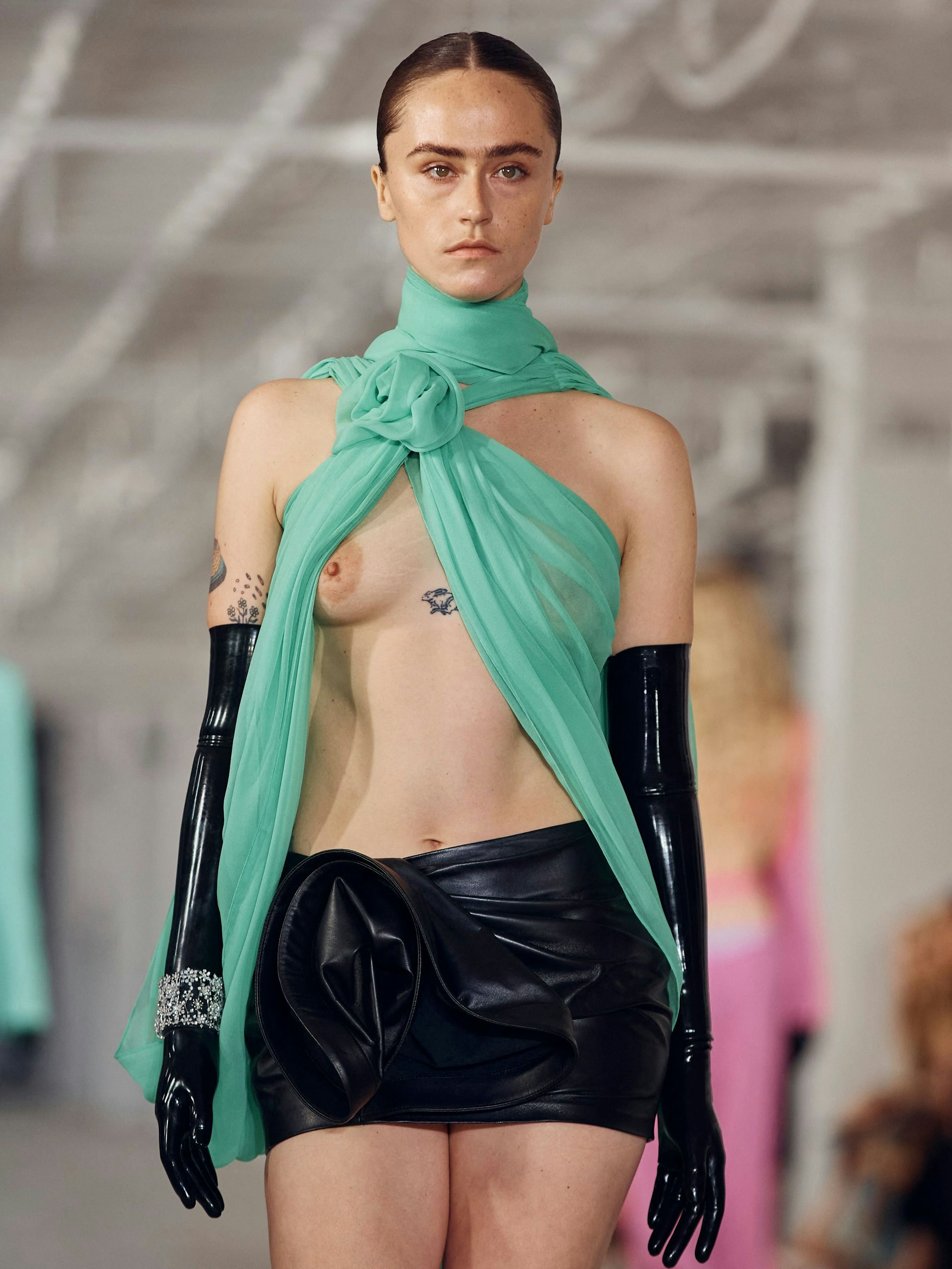 Während einer Modenschau des Modedesigners „Prabal Gurung“ auf der New York Fashion Week am 10. September 2022 verrutschte das Oberteil des Models Emma Emhoff.