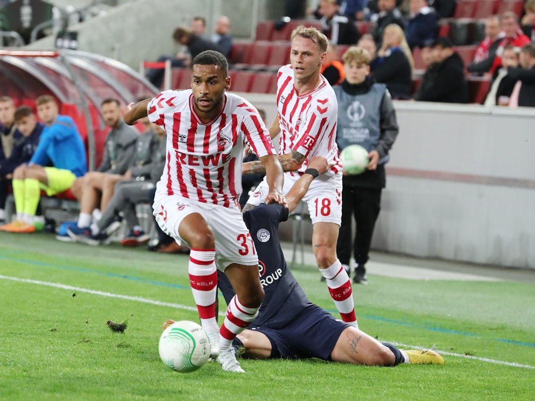 Linton Maina (1. FC Köln) am Ball.