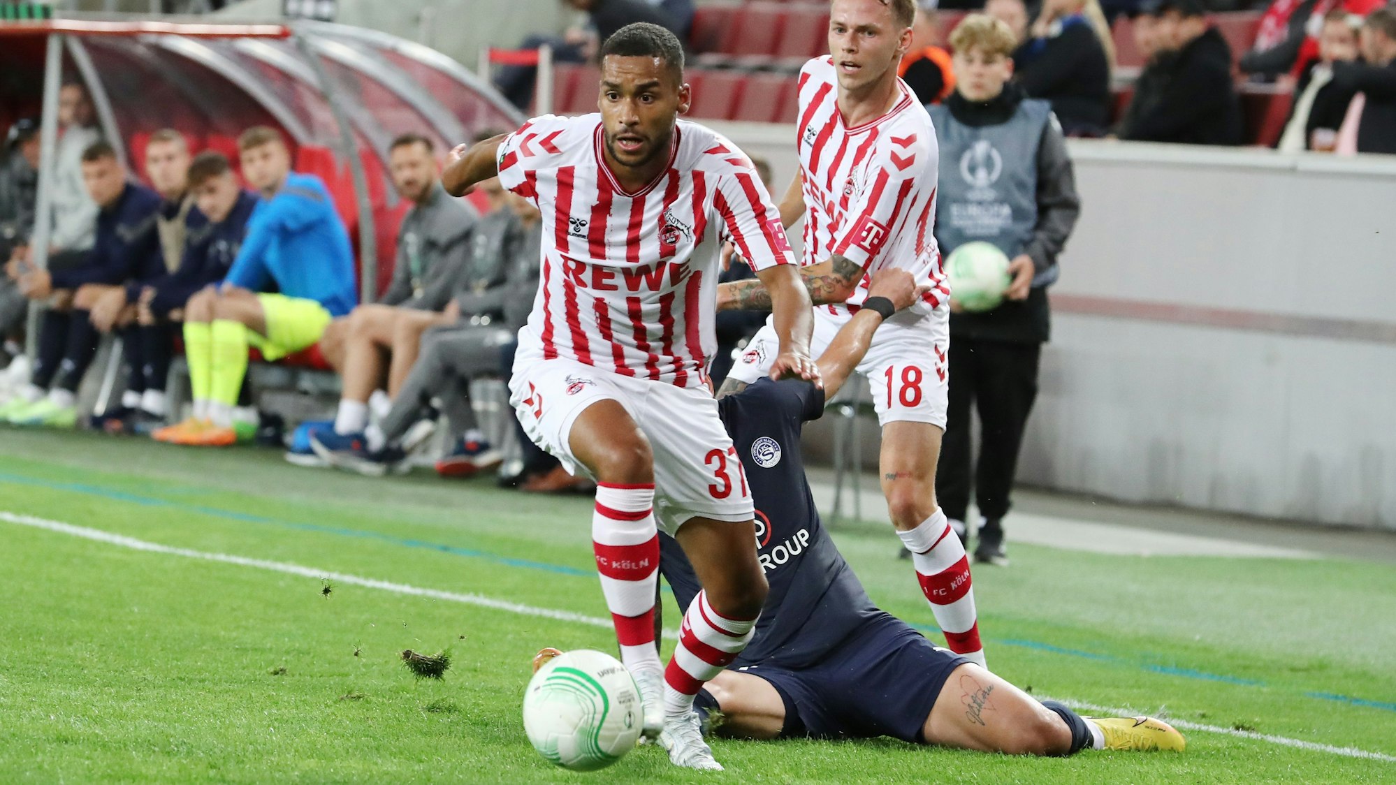 Linton Maina (1. FC Köln) am Ball.