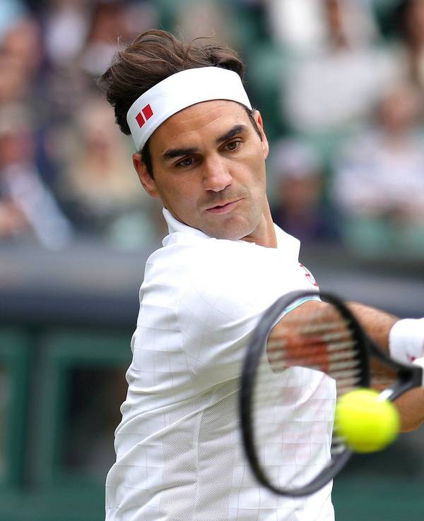 Roger Federer returniert den Ball beim Spiel in Wimbledon