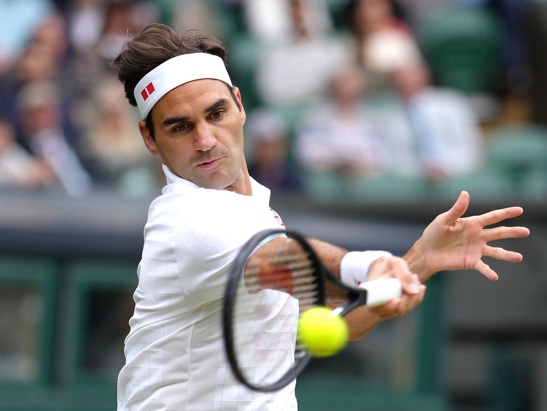 Roger Federer returniert den Ball beim Spiel in Wimbledon