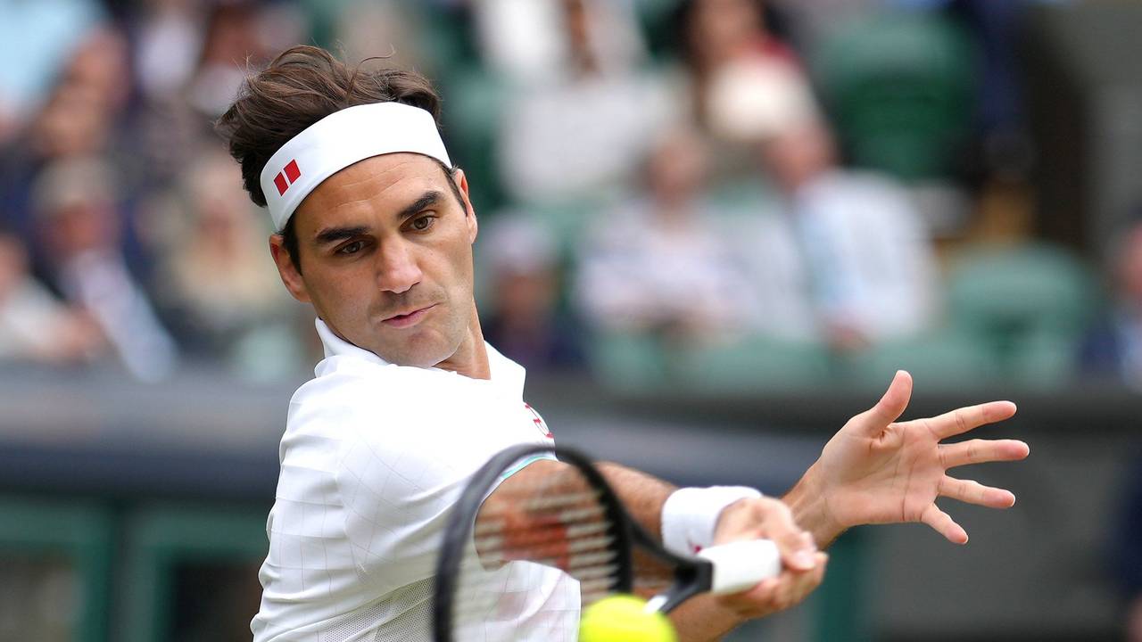 Roger Federer returniert den Ball beim Spiel in Wimbledon