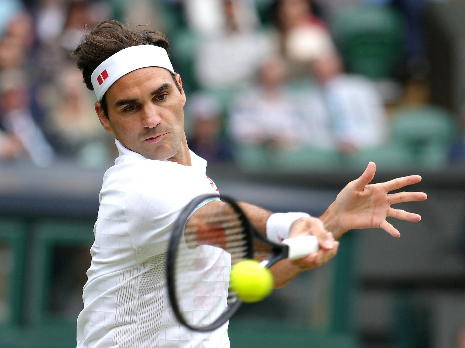 Roger Federer returniert den Ball beim Spiel in Wimbledon