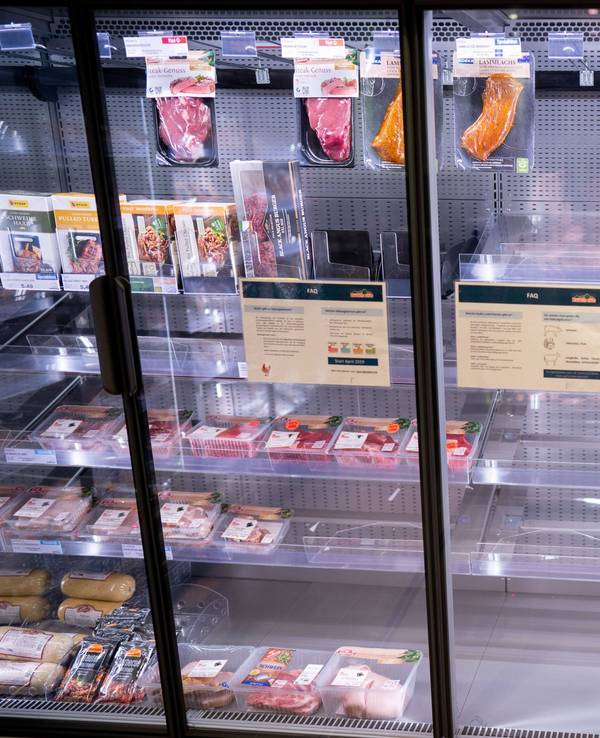 In Osnabrück kündigen die Stadtwerke über 1000 Unternehmenskundinnen und -kunden. Auch Edeka-Filialen sind davon betroffen. Das Symbolfoto zeigt ein Kühlregal in einem Berliner Supermarkt im März 2020.