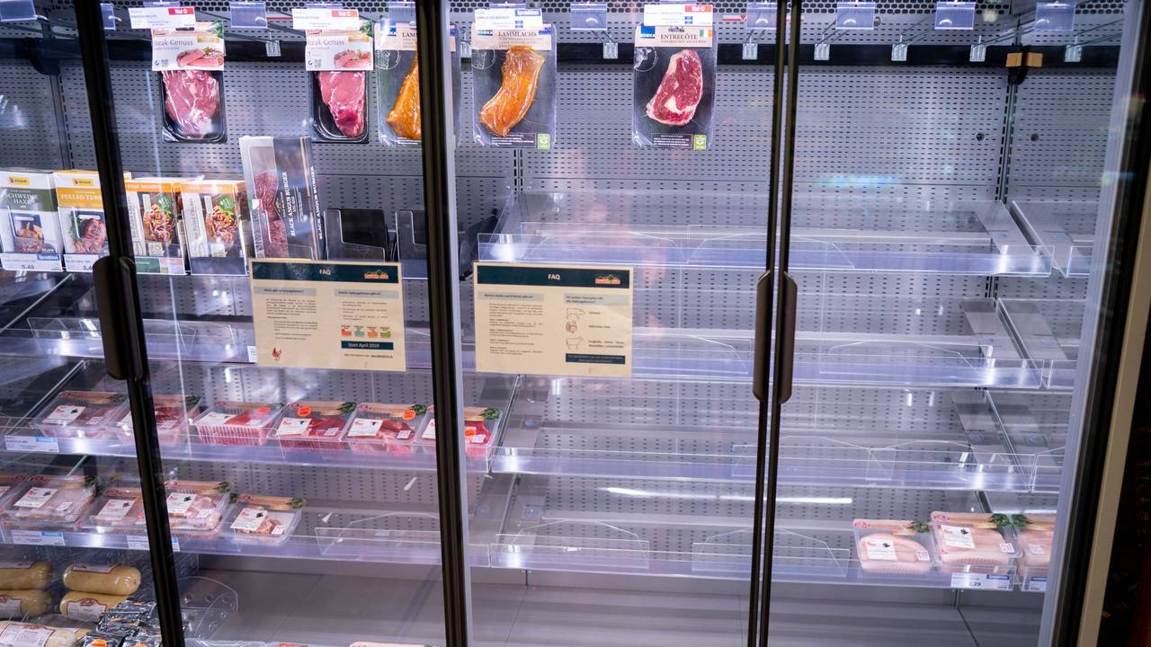 In Osnabrück kündigen die Stadtwerke über 1000 Unternehmenskundinnen und -kunden. Auch Edeka-Filialen sind davon betroffen. Das Symbolfoto zeigt ein Kühlregal in einem Berliner Supermarkt im März 2020.