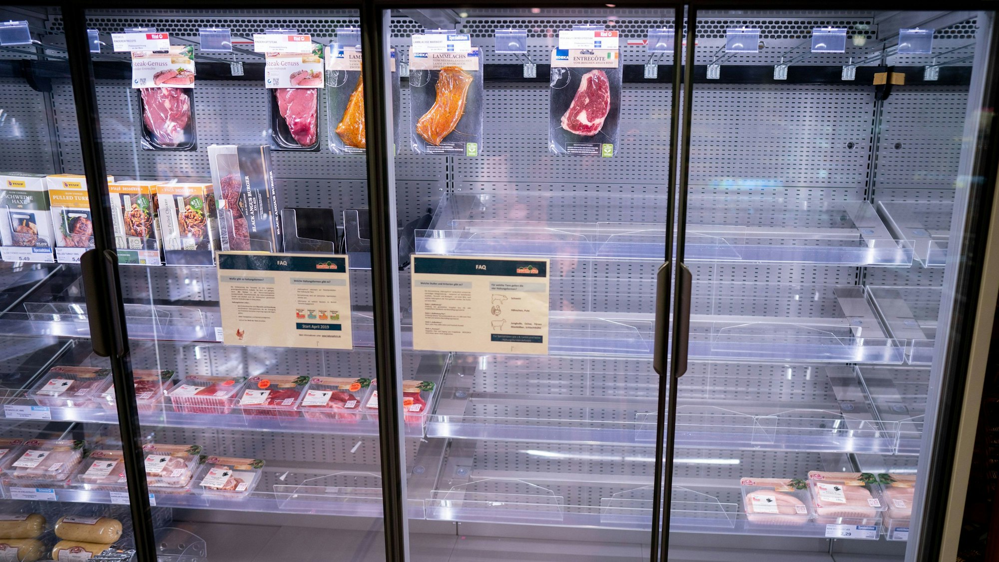 In Osnabrück kündigen die Stadtwerke über 1000 Unternehmenskundinnen und -kunden. Auch Edeka-Filialen sind davon betroffen. Das Symbolfoto zeigt ein Kühlregal in einem Berliner Supermarkt im März 2020.