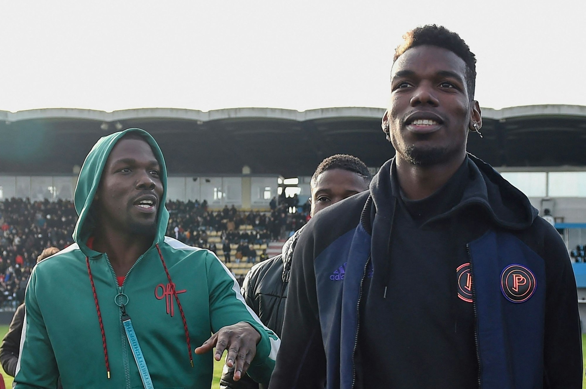 Paul Pogba steht neben seinem Bruder Mathias.