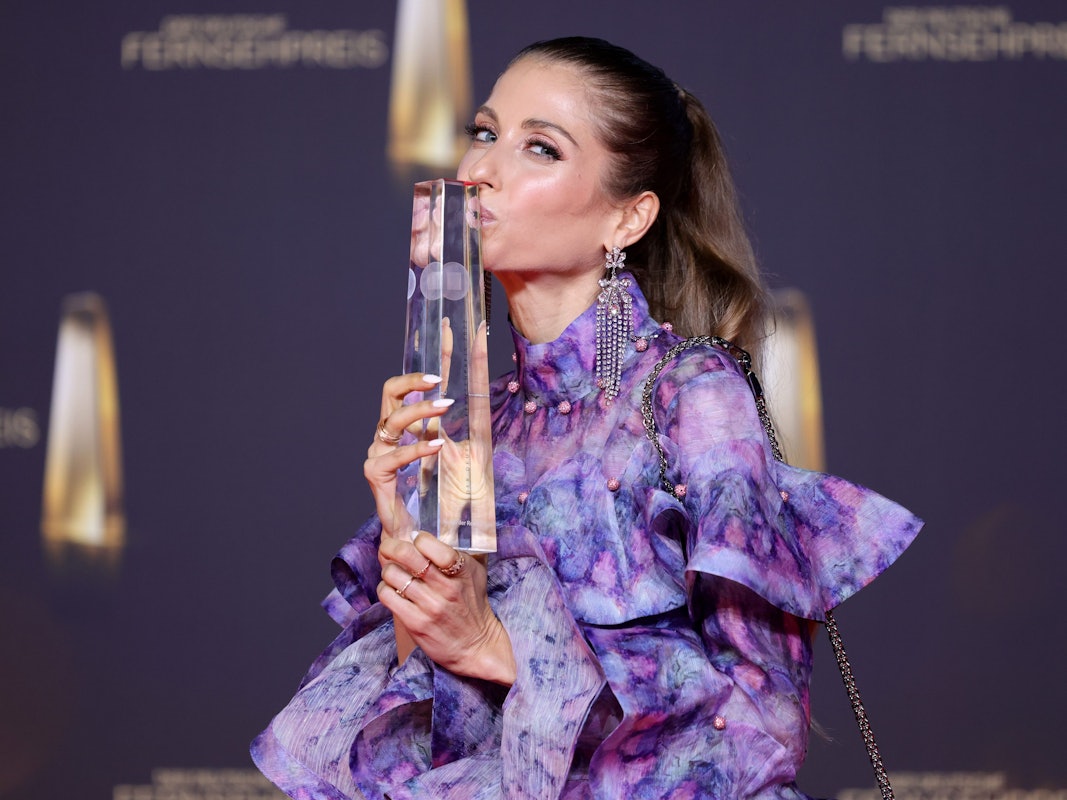 Cathy Hummels posiert mit ihrer Trophäe beim Deutschen Fernsehpreis.