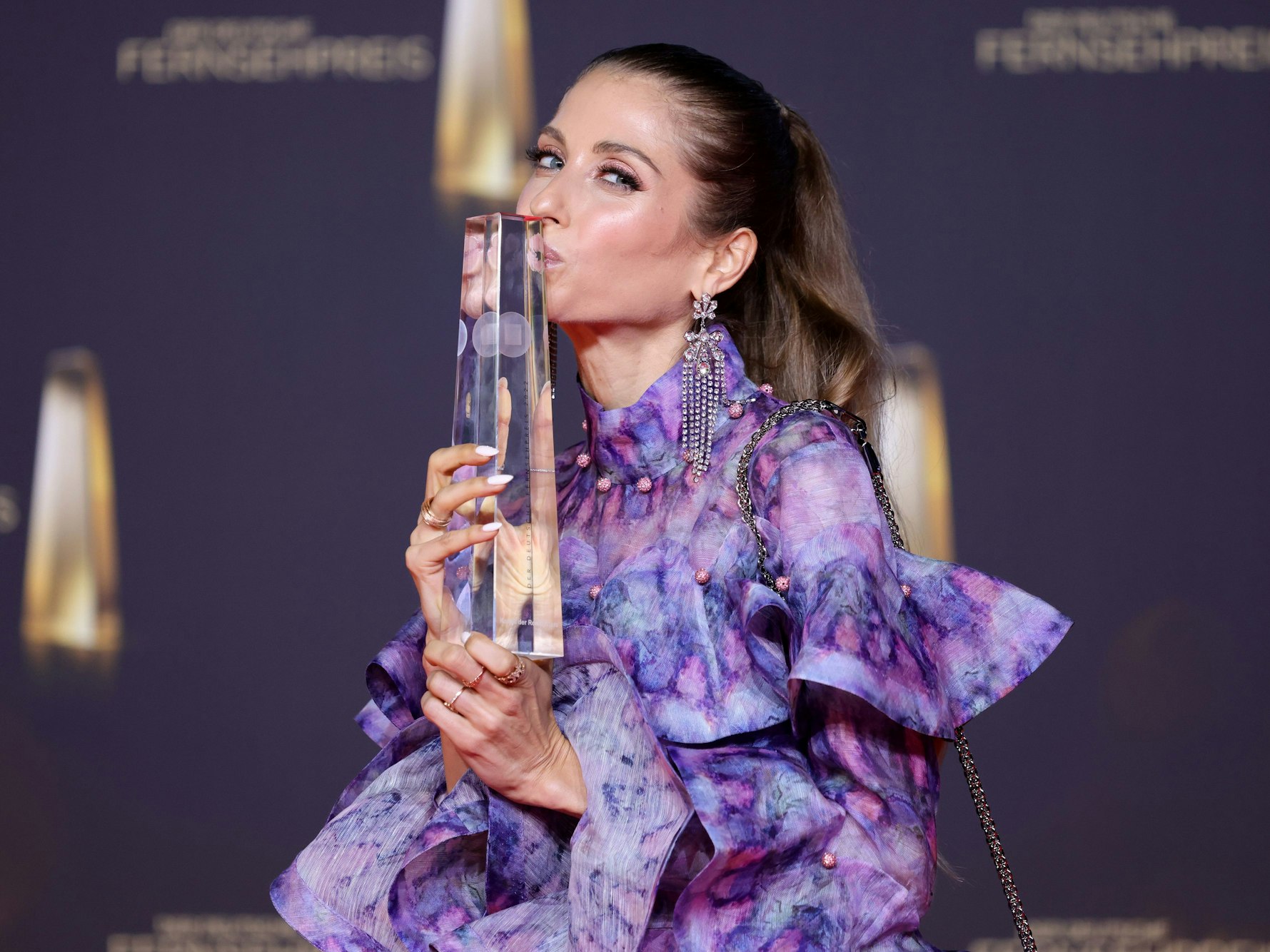 Cathy Hummels posiert mit ihrer Trophäe beim Deutschen Fernsehpreis.