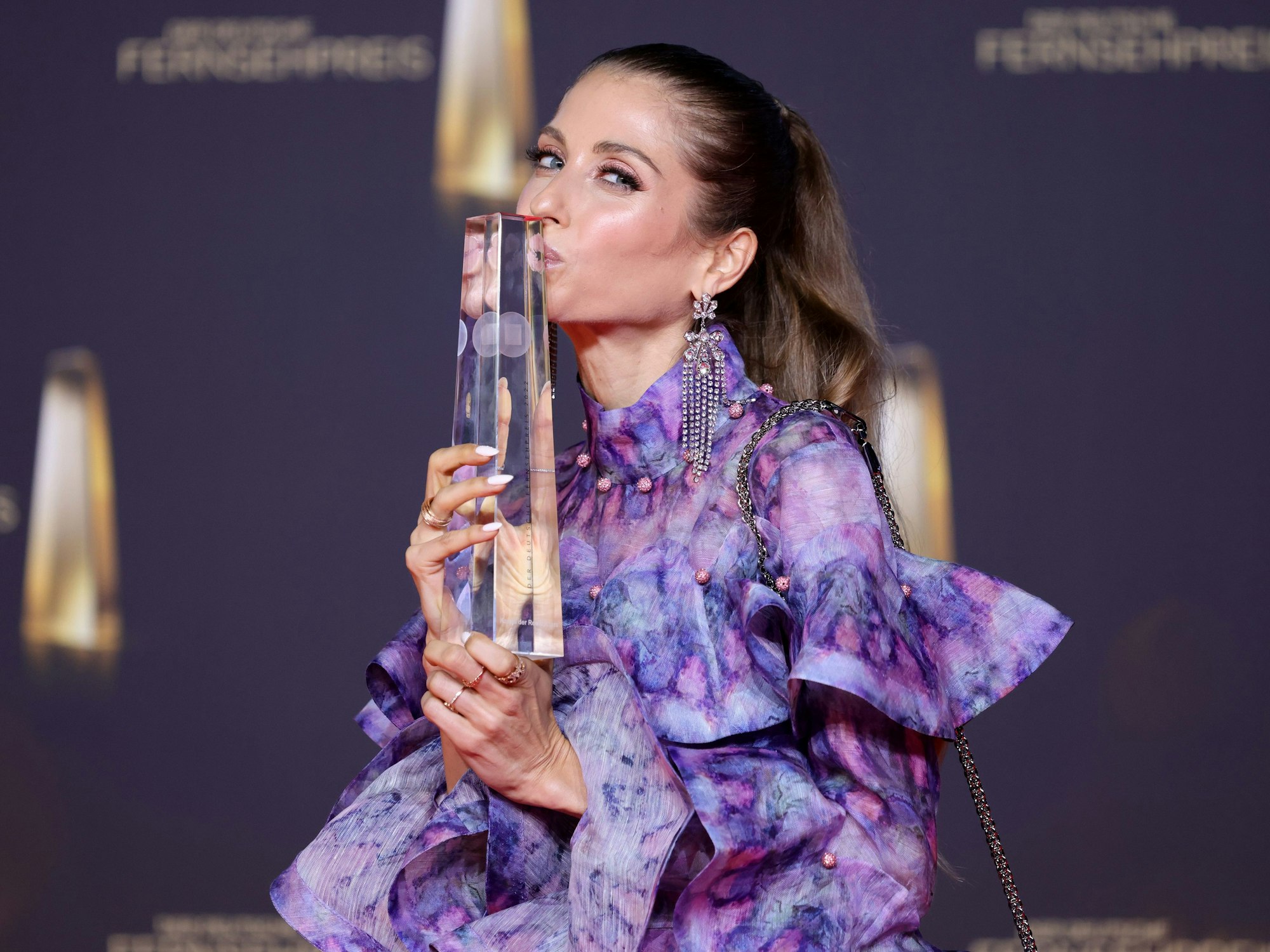 Cathy Hummels posiert mit ihrer Trophäe beim Deutschen Fernsehpreis.