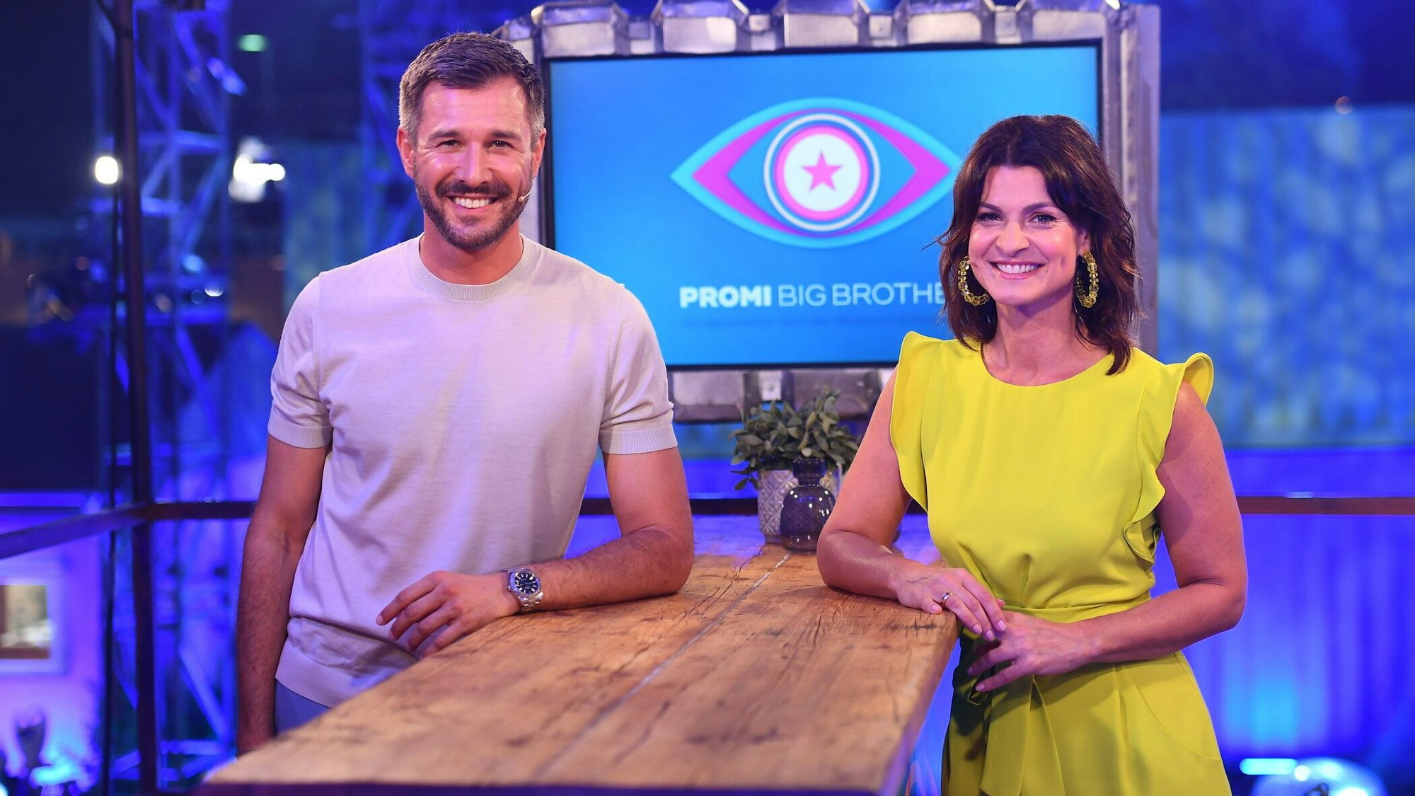 So wie hier im Jahr 2020 moderieren Jochen Schropp und Marlene Lufen „Promi Big Brother“ auch ab dem 18. November 2022 wieder.