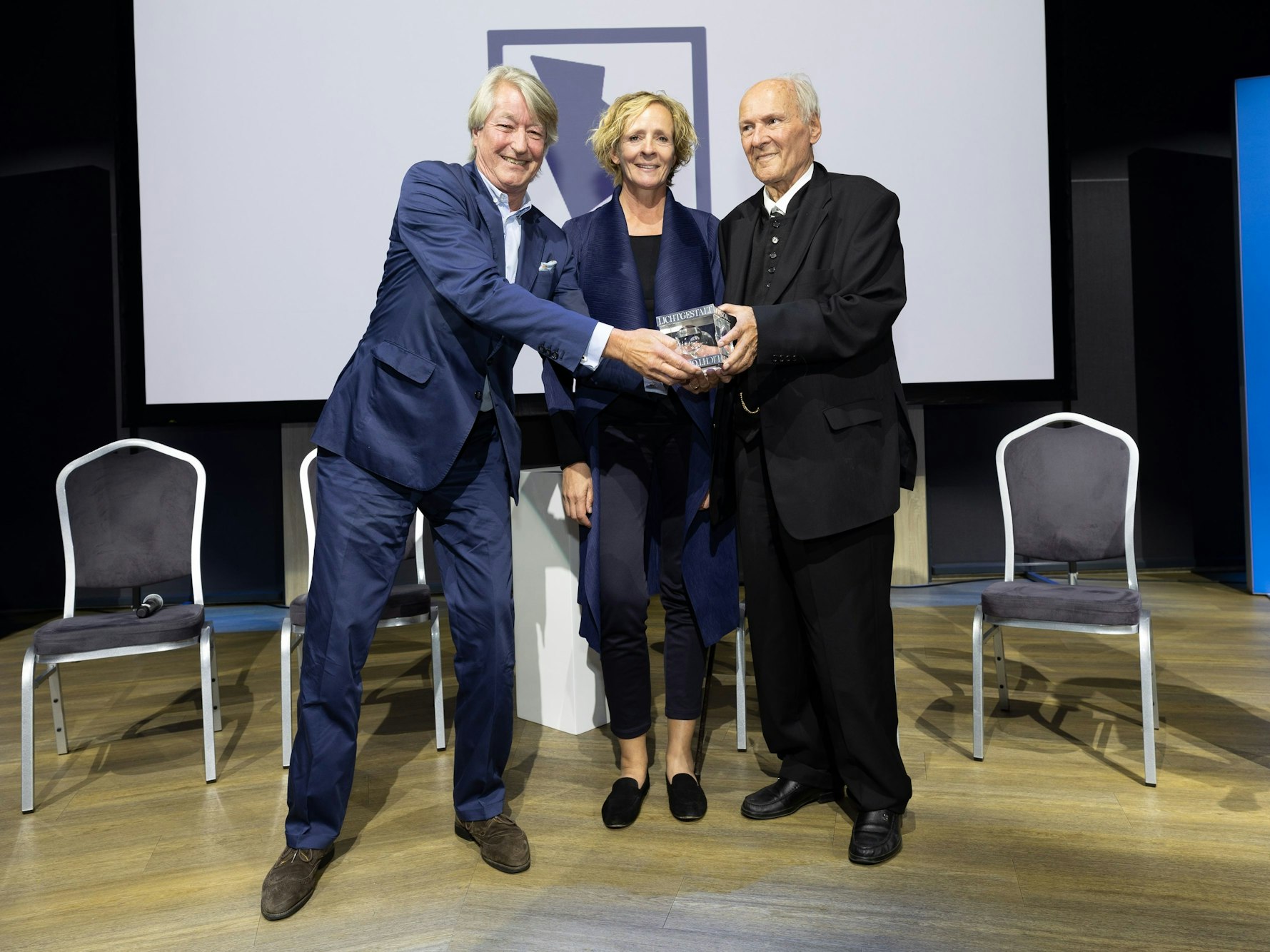 Christian DuMont Schütte und Isabella Neven DuMont überreichen Claus Hipp (v.l.) seinen Preis.