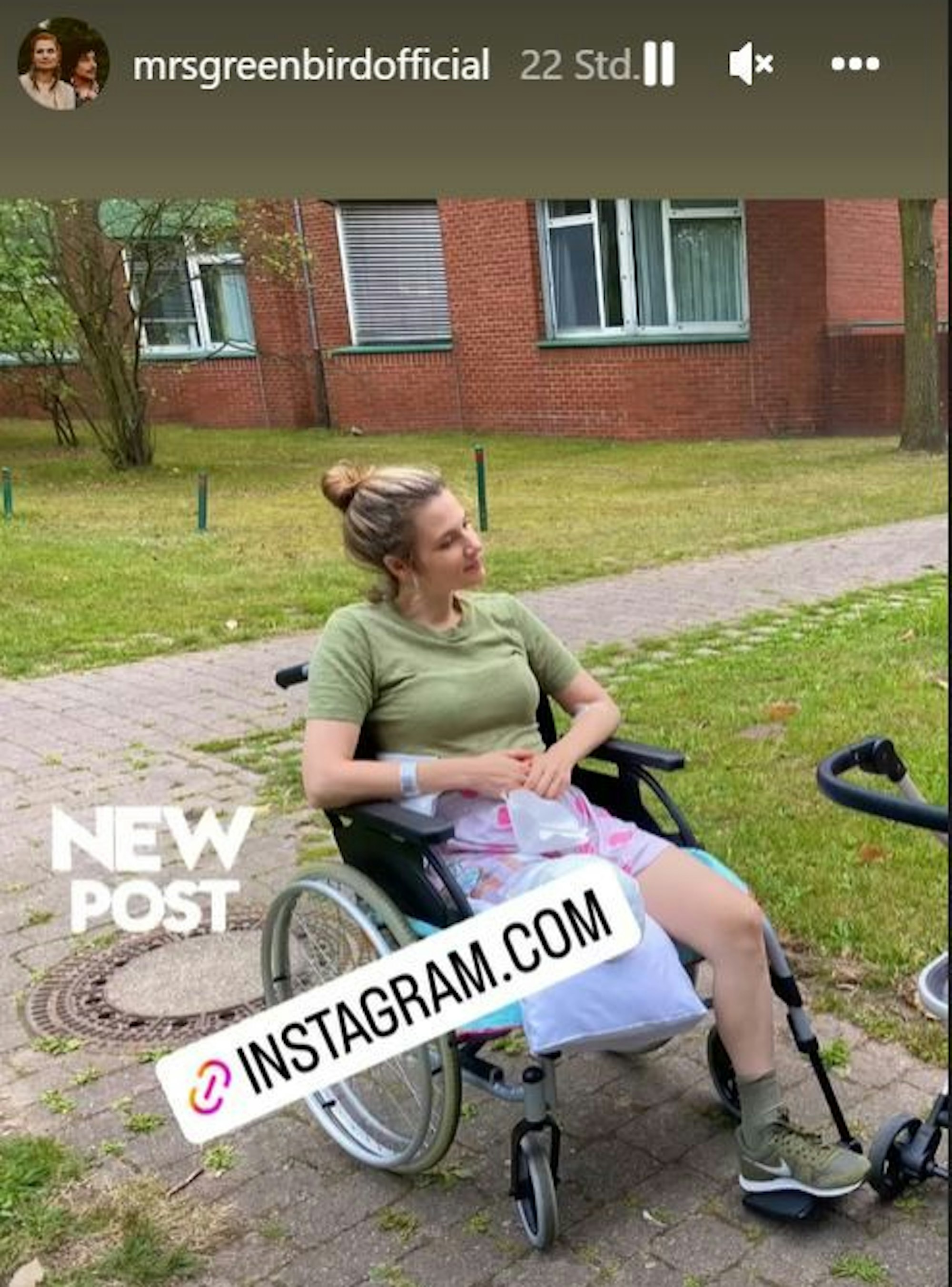 Sarah Brückner postet ein Foto von sich im Rollstuhl nach ihrer Bein-Amputation in ihrer Instagram-Story am 14. September 2022.