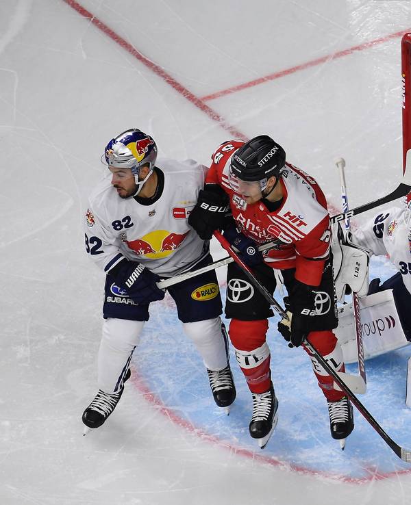 Haie-Profi Carter Proft vor dem Tor von Münchens Goalie Mathias Niederberger.