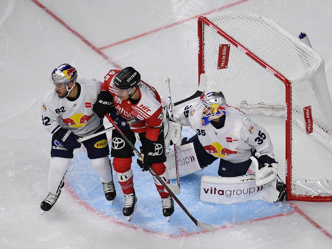 Haie-Profi Carter Proft vor dem Tor von Münchens Goalie Mathias Niederberger.