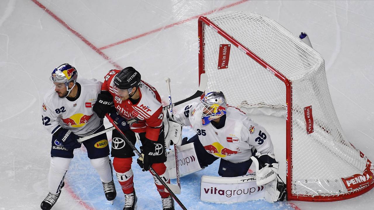 Haie-Profi Carter Proft vor dem Tor von Münchens Goalie Mathias Niederberger.