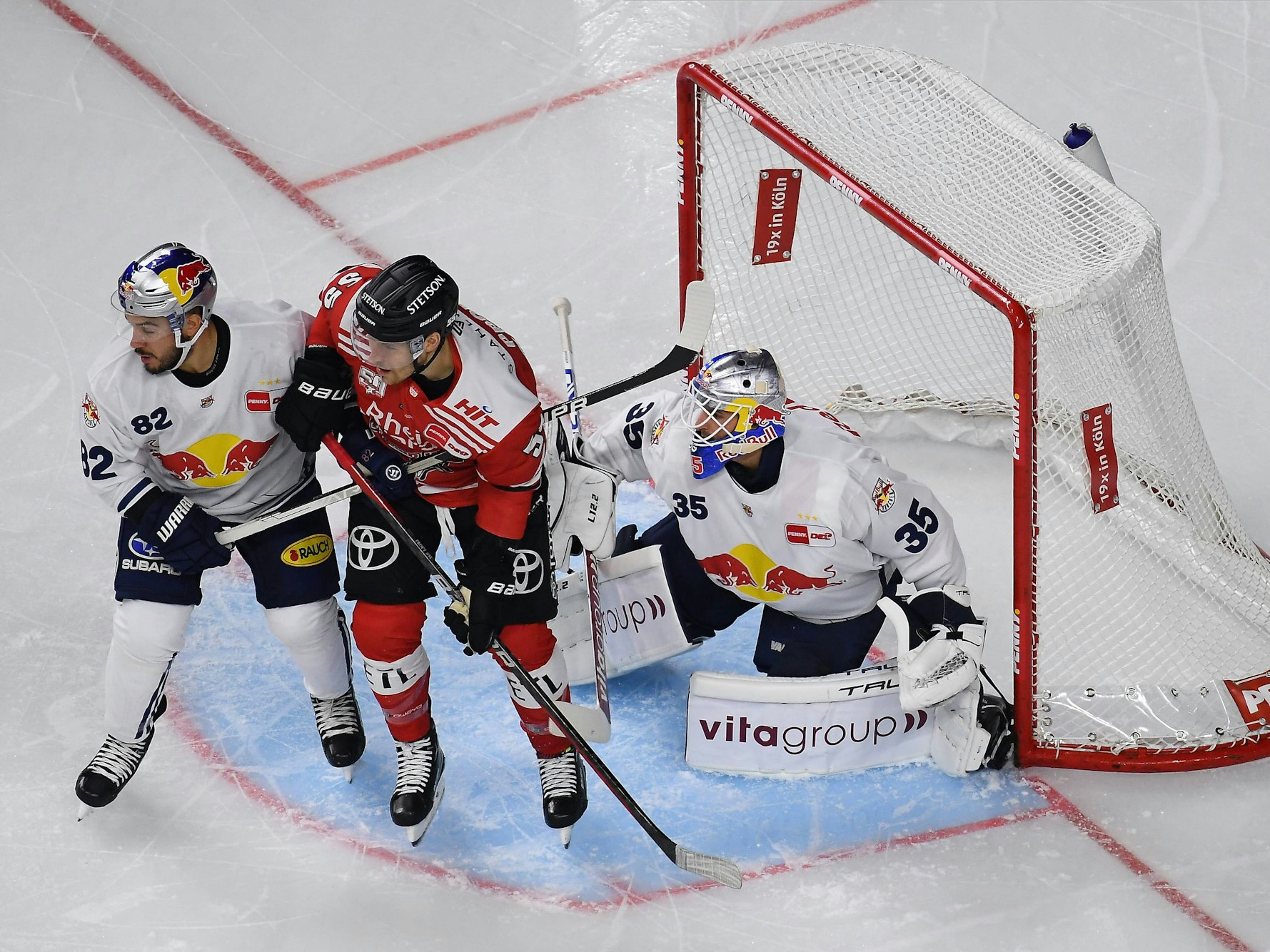 Haie-Profi Carter Proft vor dem Tor von Münchens Goalie Mathias Niederberger.