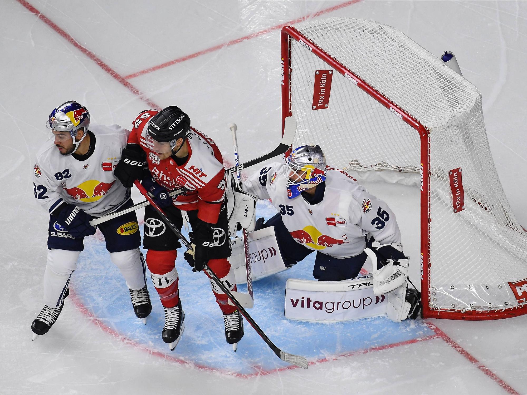 Haie-Profi Carter Proft vor dem Tor von Münchens Goalie Mathias Niederberger.