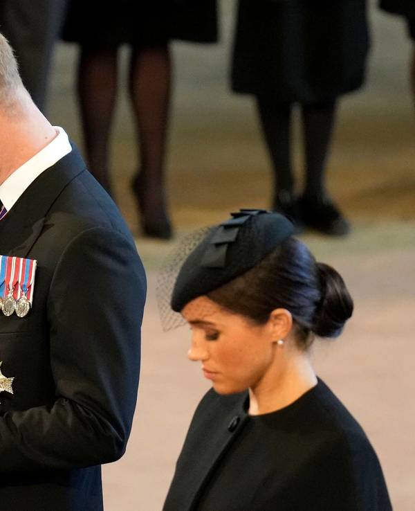 Das Foto vom 14. September 2022 zeigt Prinz Harry und seine Frau Meghan in Westminster Hall. Beide sind schwarz gekleidet und trauern.