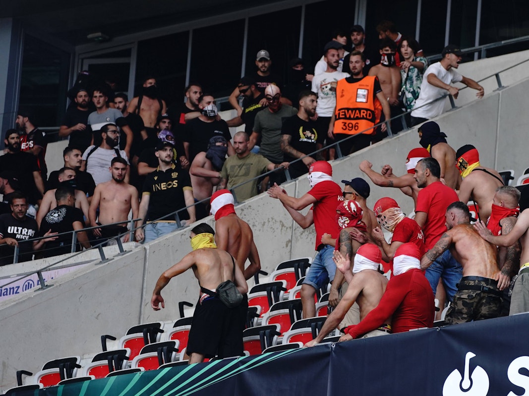 Chaoten liefern sich Auseinandersetzungen auf der Tribüne vor dem Conference-League-Spiel OGC Nizza gegen den 1. FC Köln