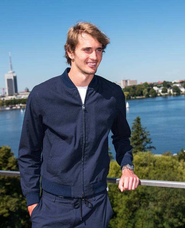 Tennis-Spieler Alexander Zverev steht am 11. August 2022 lachend an der Hamburger Alster.