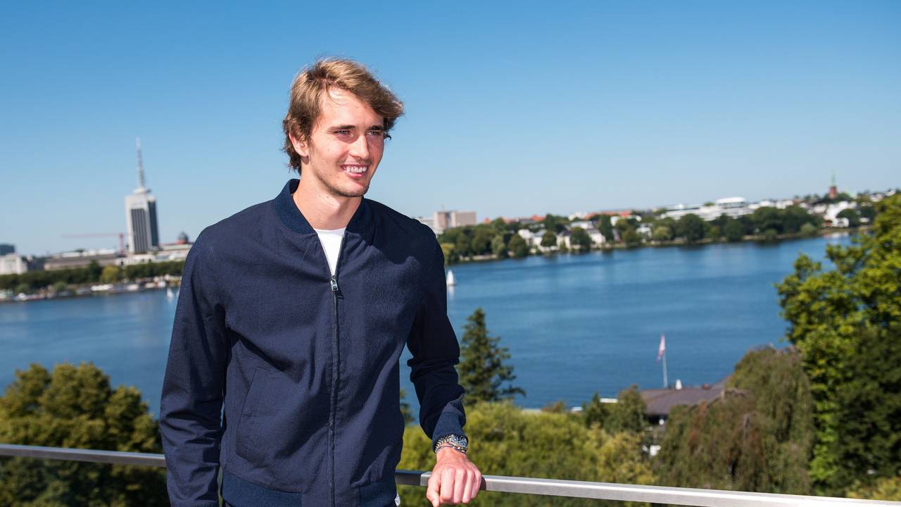 Tennis-Spieler Alexander Zverev steht am 11. August 2022 lachend an der Hamburger Alster.