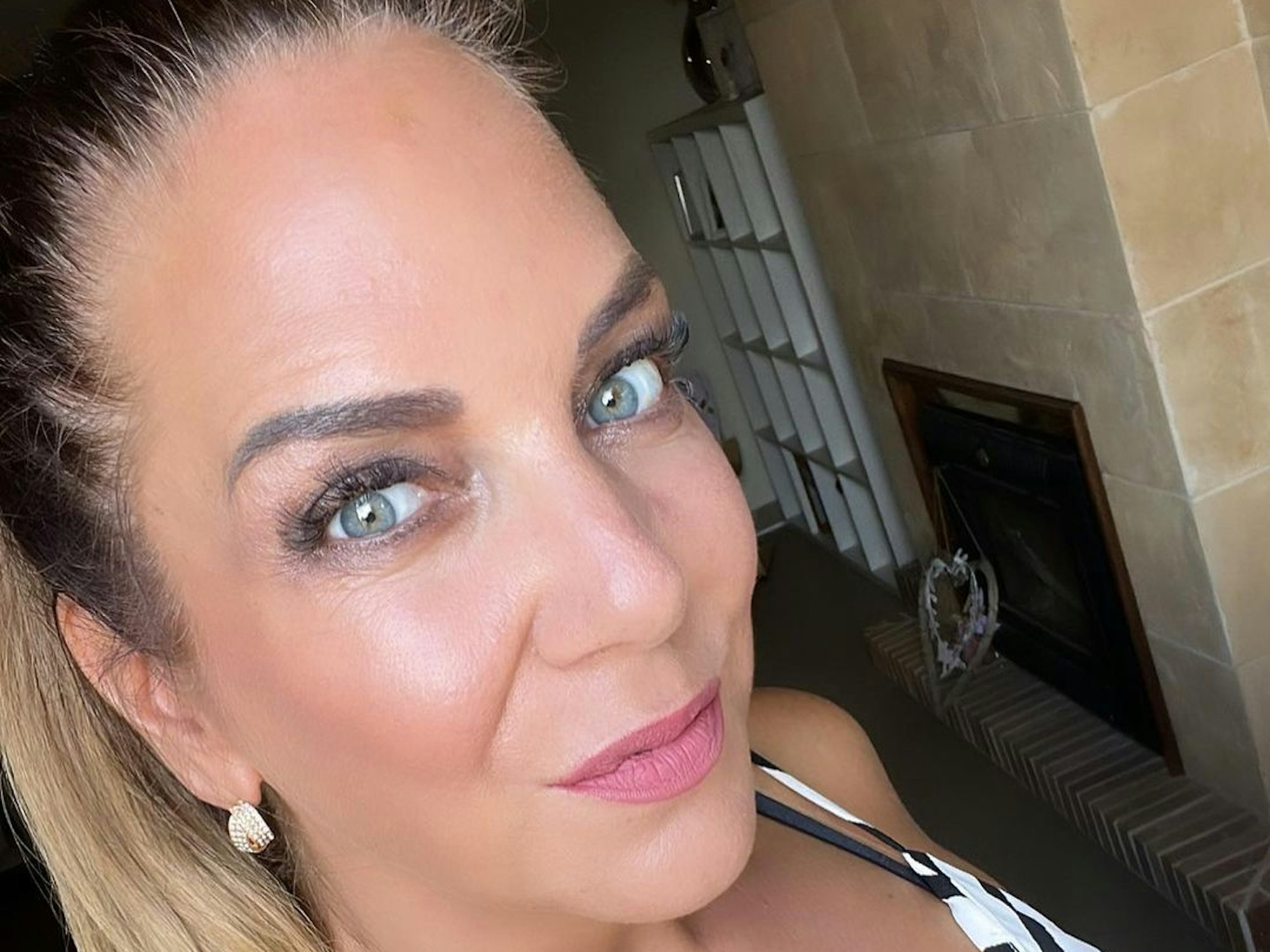 Danni Büchner posiert leicht lächelnd für ein Selfie, welches sie bei Instagram veröffentlicht hat.
