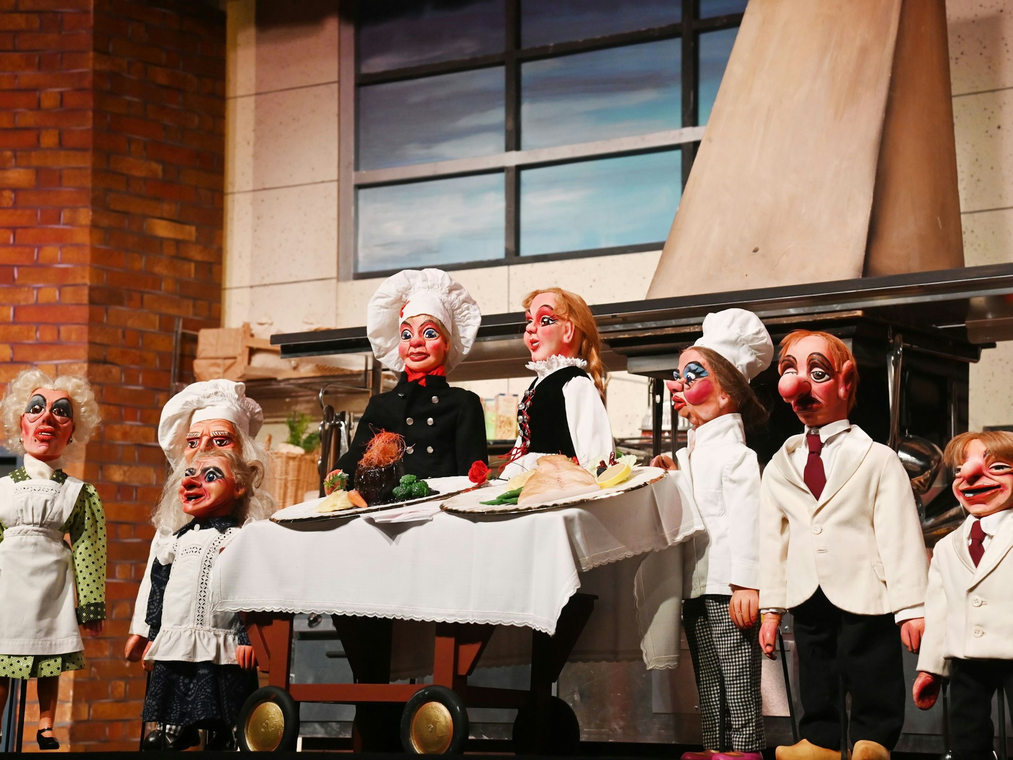 Die Puppen des Hänneschen-Theaters vor der Kulisse während einer Vorstellung.