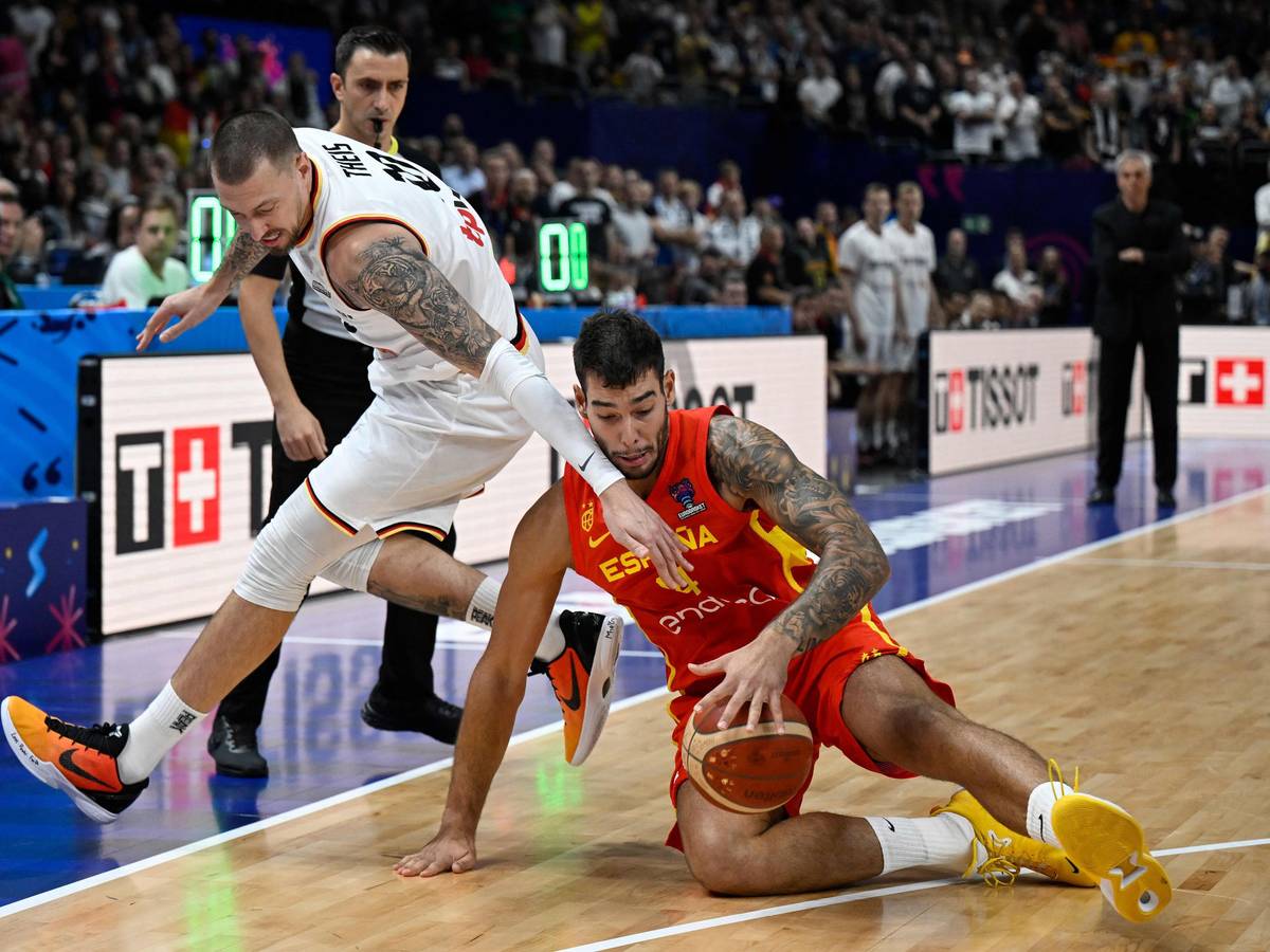 Daniel Theis kommt gegen Willy Hernangomez nicht an den Ball.