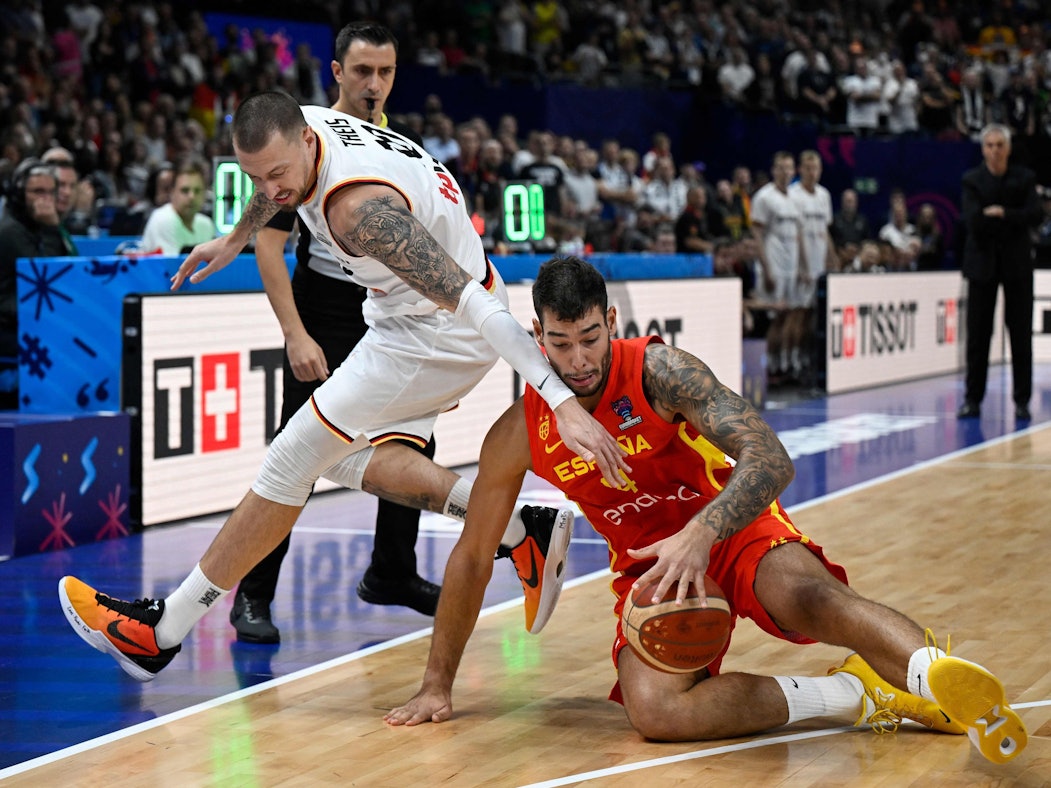 Daniel Theis kommt gegen Willy Hernangomez nicht an den Ball.
