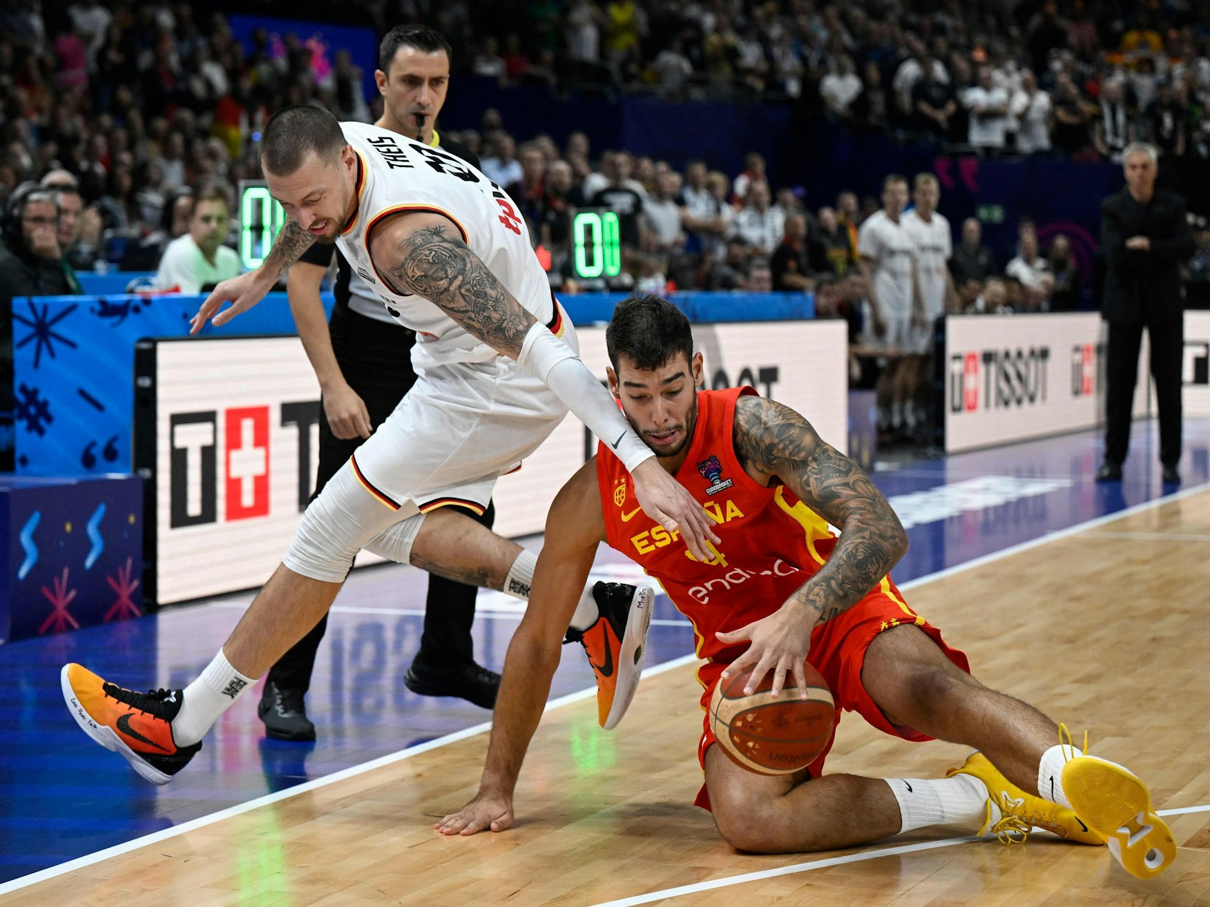Daniel Theis kommt gegen Willy Hernangomez nicht an den Ball.
