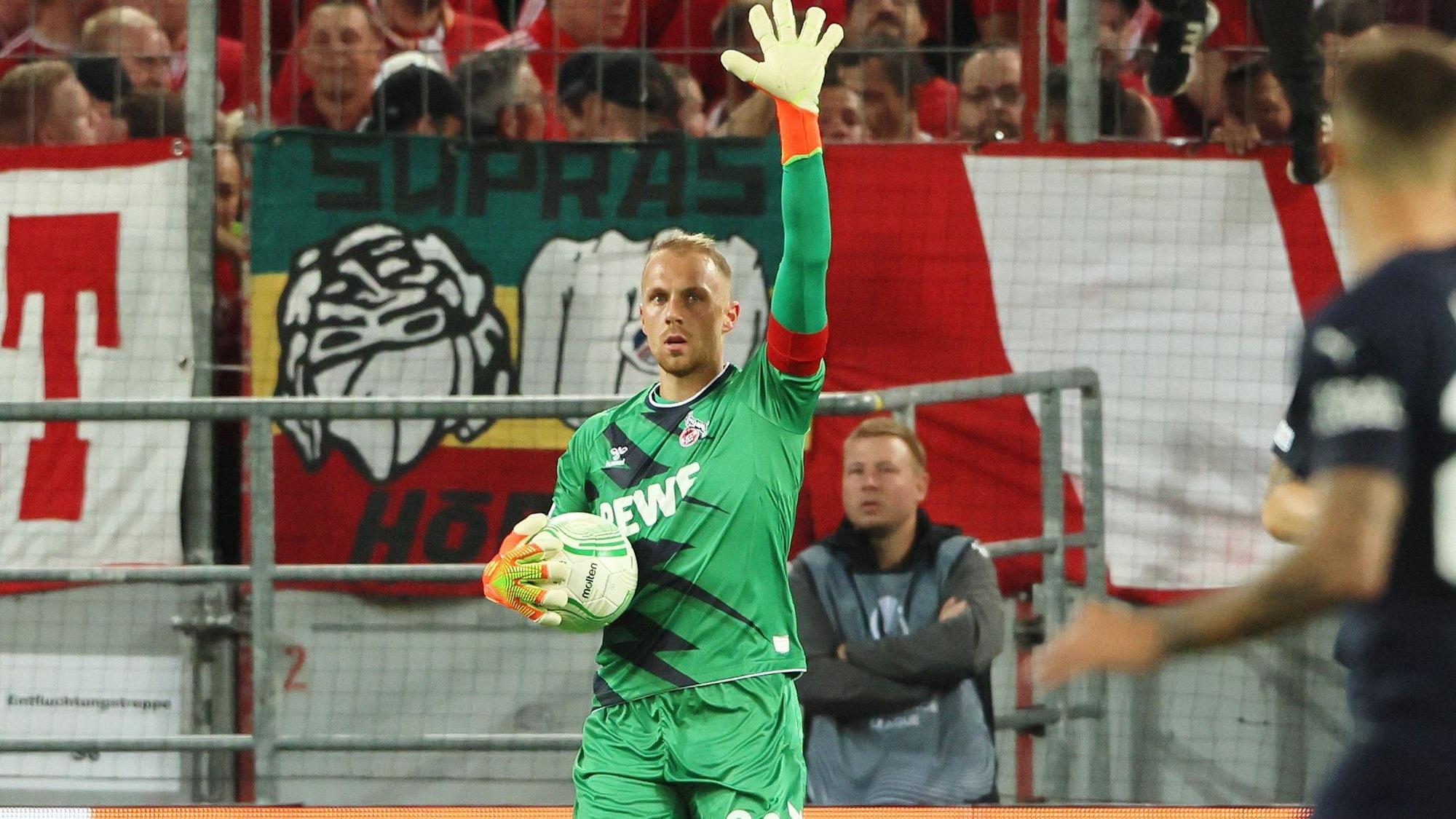 Marvin Schwäbe mit dem Ball in der Hand, die andere streckt er nach oben.
