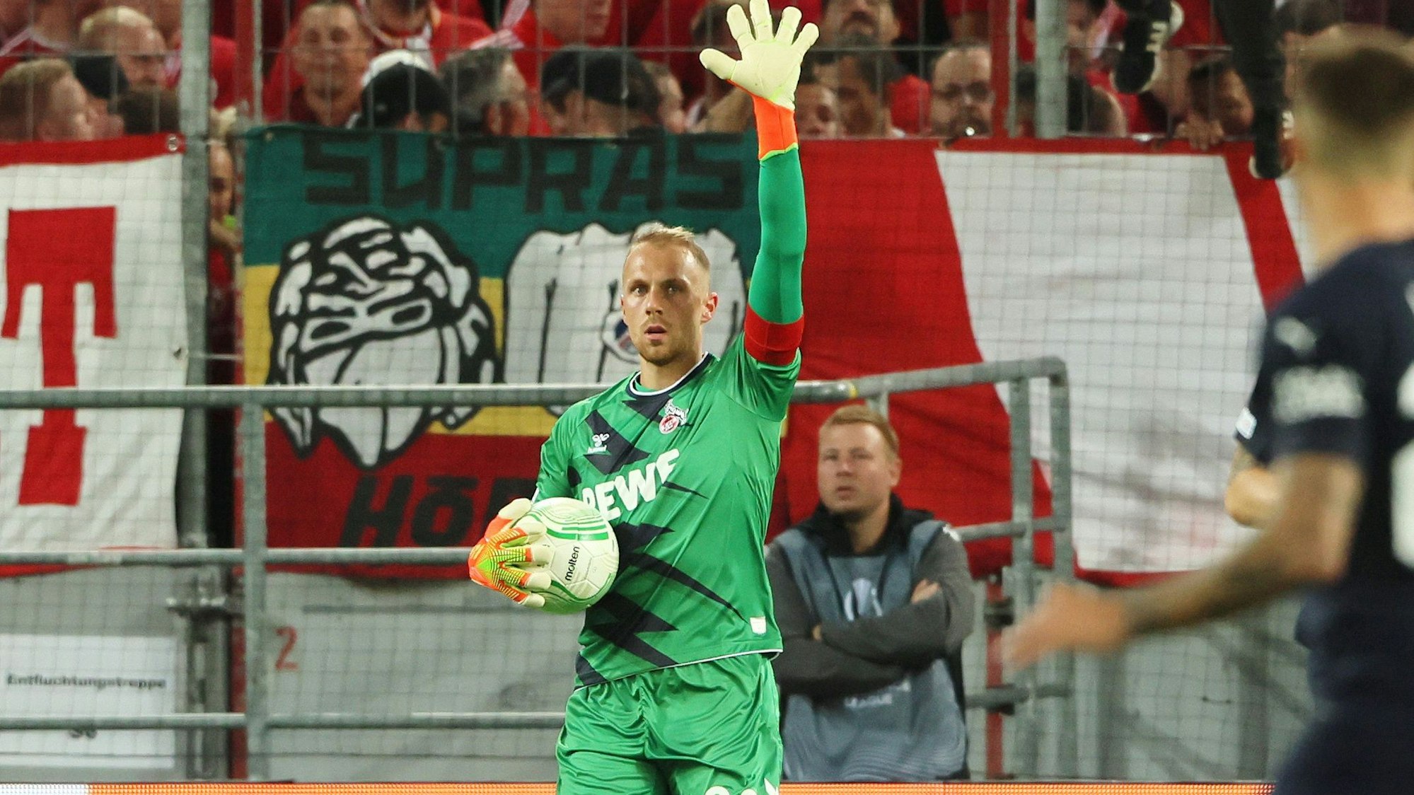 Marvin Schwäbe mit dem Ball in der Hand, die andere streckt er nach oben.