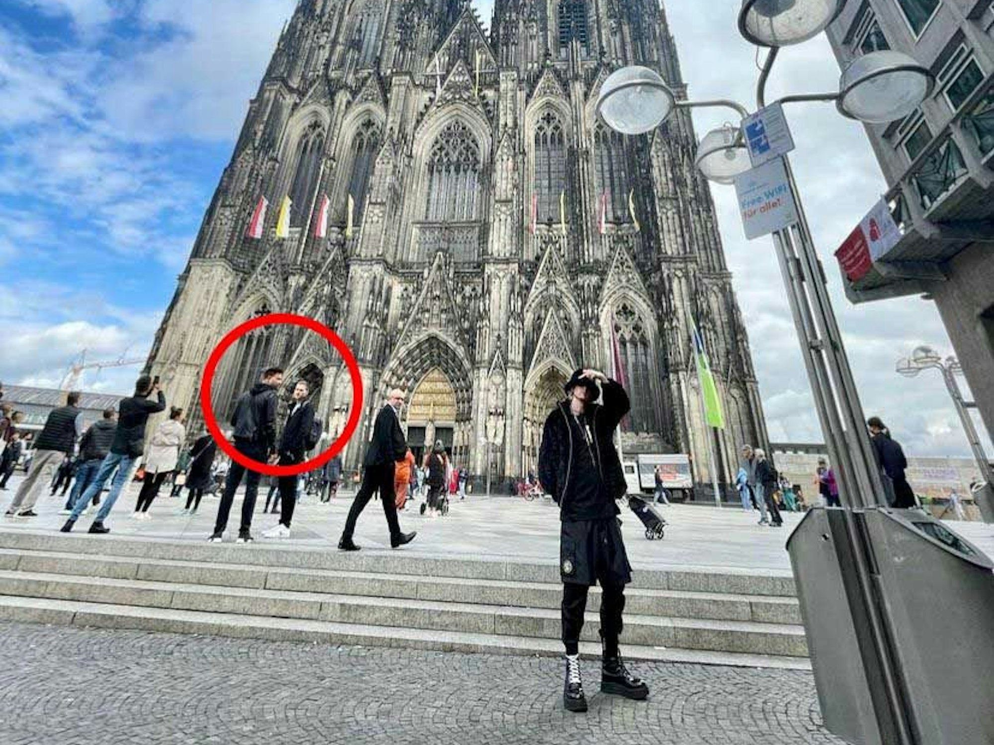 Social-Media-Star Marc Eggers hat sich unbewusst auf das Foto von Superstar Machine Gun Kelly gemogelt.