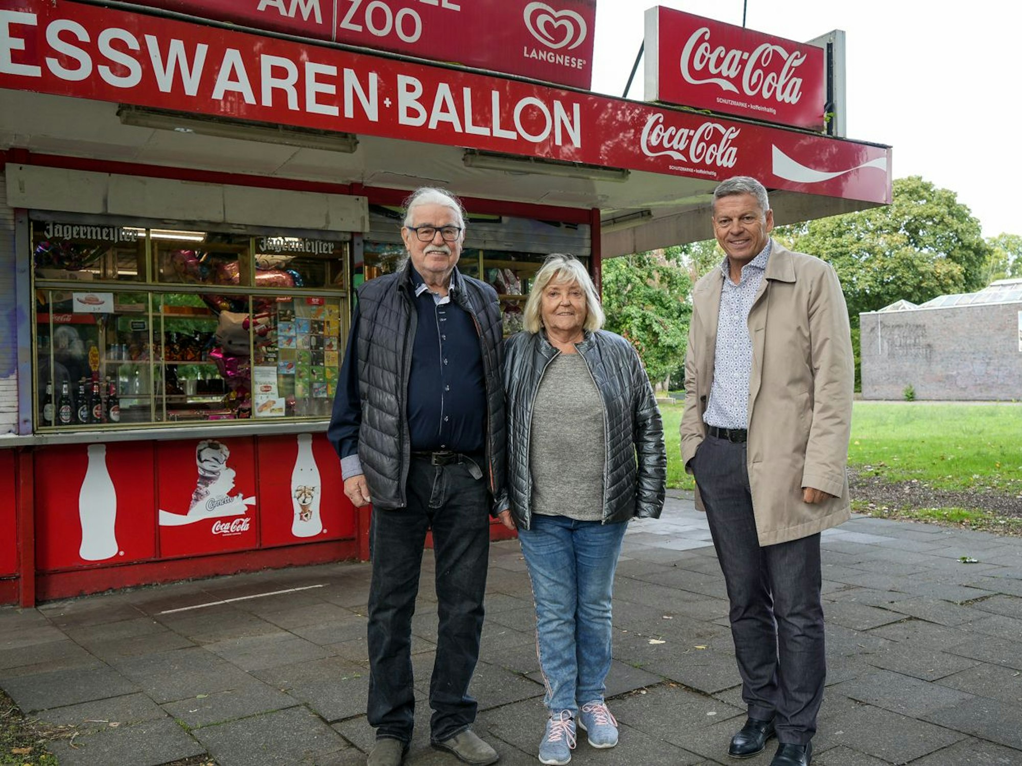 Das Ehepaar Kaenders mit Zoo-Vorstand Christopher Landsberg. Der Zoo übernimmt das traditionsreiche Büdchen.