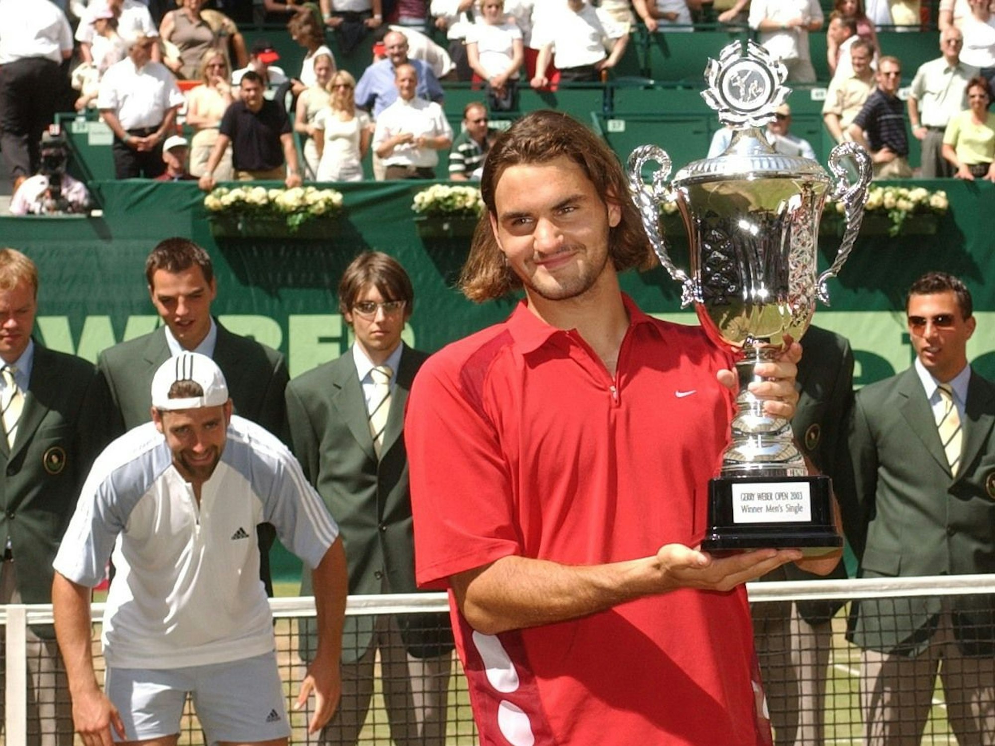 Roger Federer hält einen Pokal in den Händen.