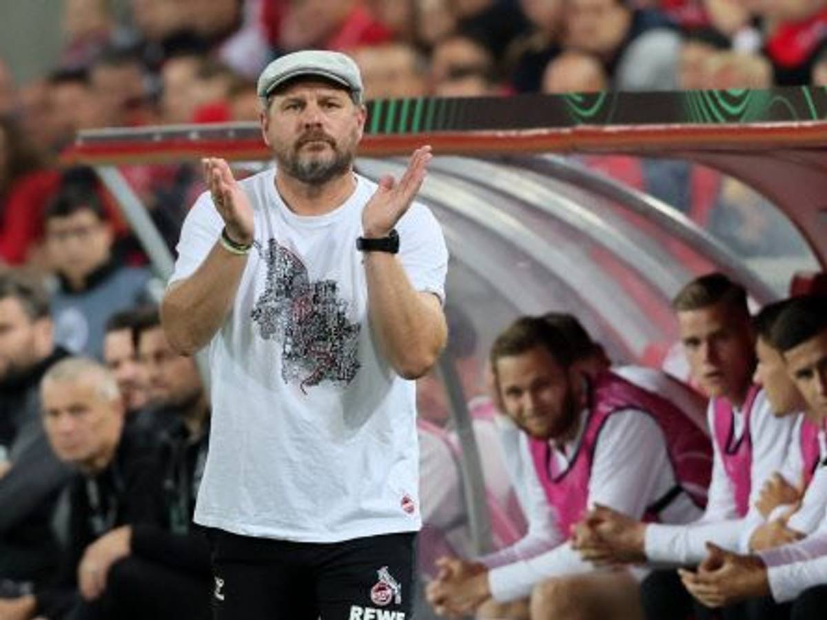 1. FC Köln-Coach Steffen Baumgart klatscht während des Conference League-Duell gegen 1. FC Slovacko in die Hände.