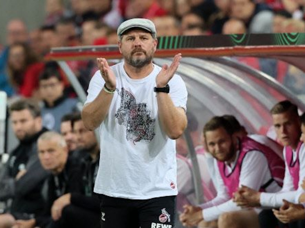 1. FC Köln-Coach Steffen Baumgart klatscht während des Conference League-Duell gegen 1. FC Slovacko in die Hände.