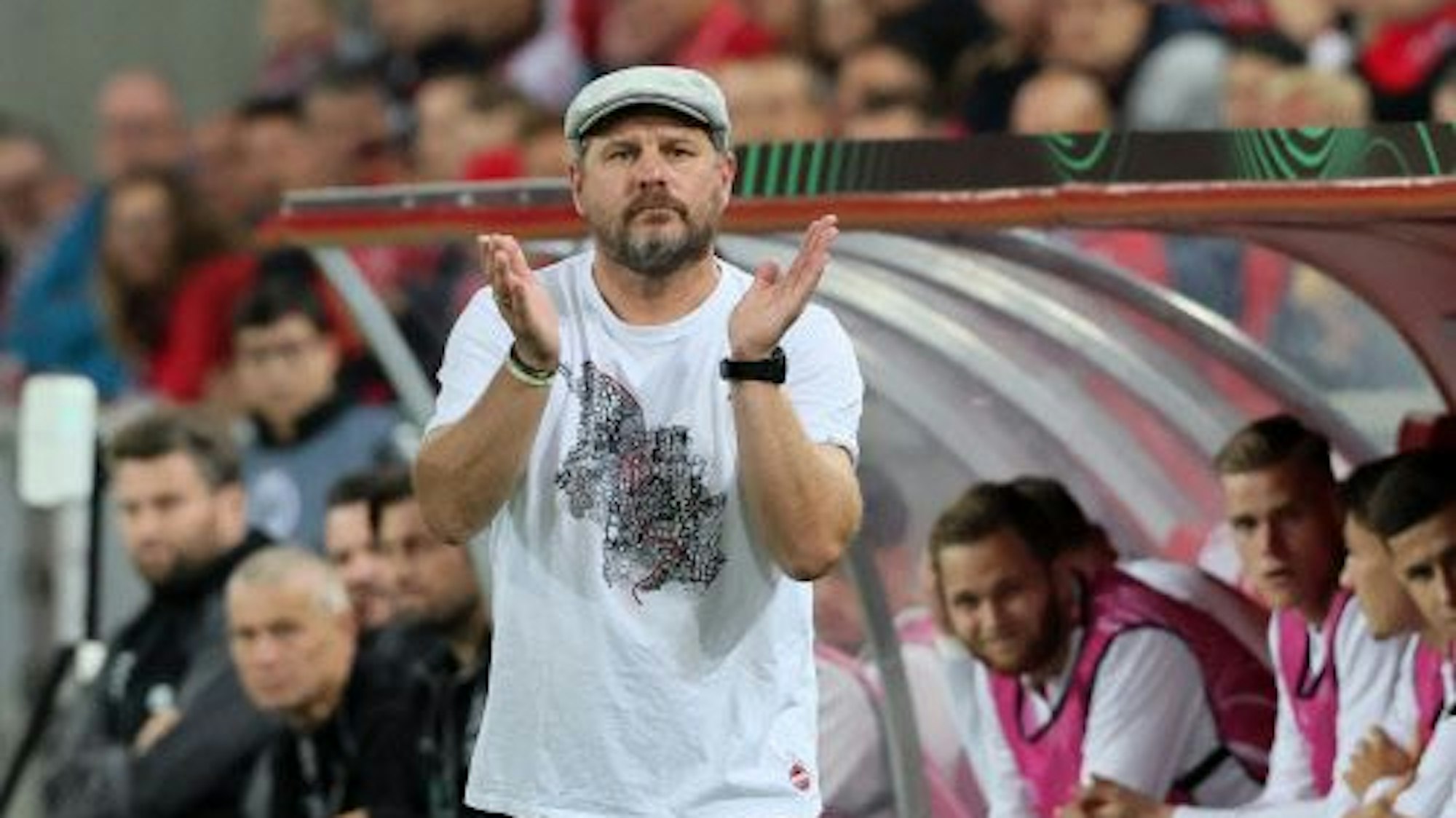 1. FC Köln-Coach Steffen Baumgart klatscht während des Conference League-Duell gegen 1. FC Slovacko in die Hände.