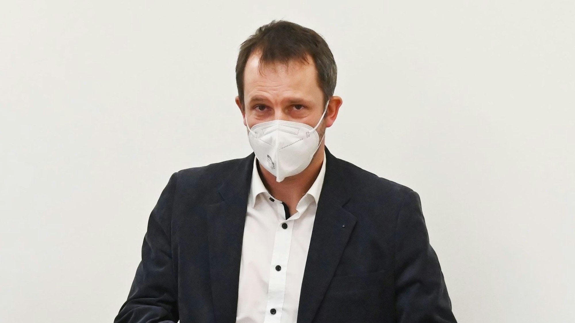 Denis Lapaczinski, ehemaliger Teambetreuer des 1. FC Köln, schaut am Prozesstag am 25. Februar 2022 in die Kamera.