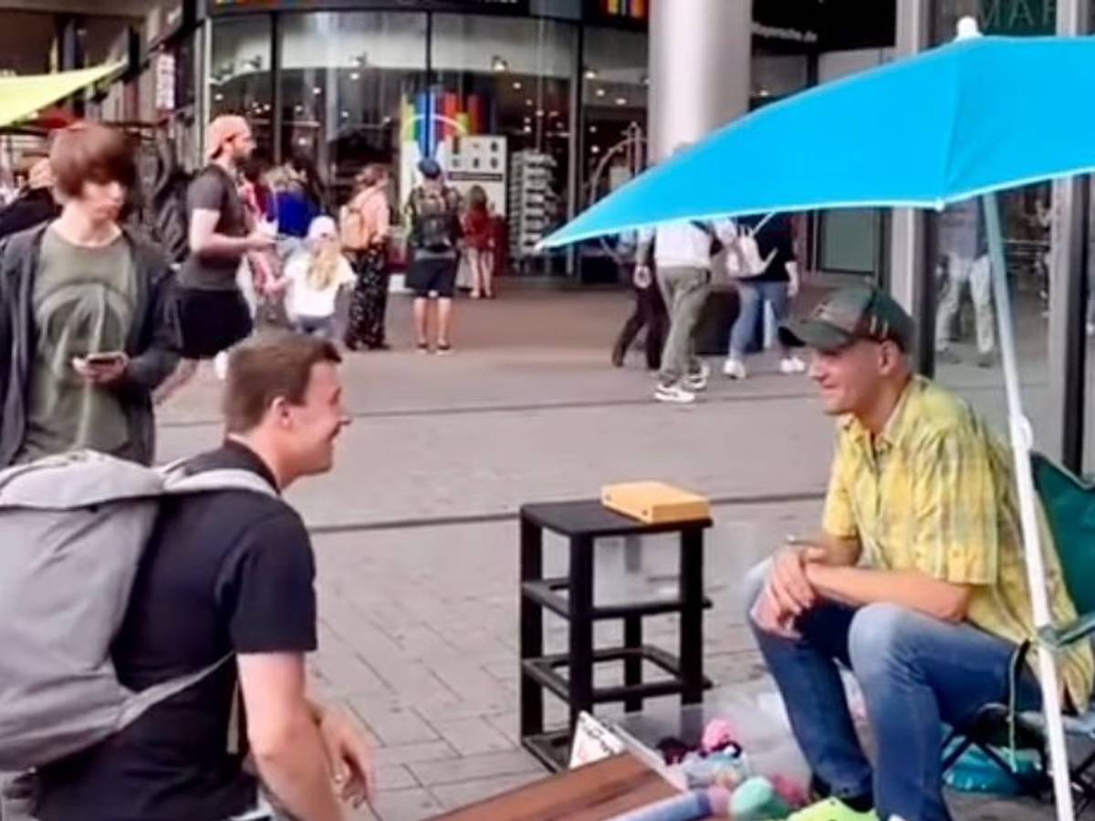 Marc von helpyousmile spricht mit Straßenkünstler Stefan Lück.
