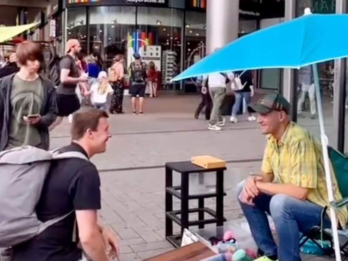 Marc von helpyousmile spricht mit Straßenkünstler Stefan Lück.