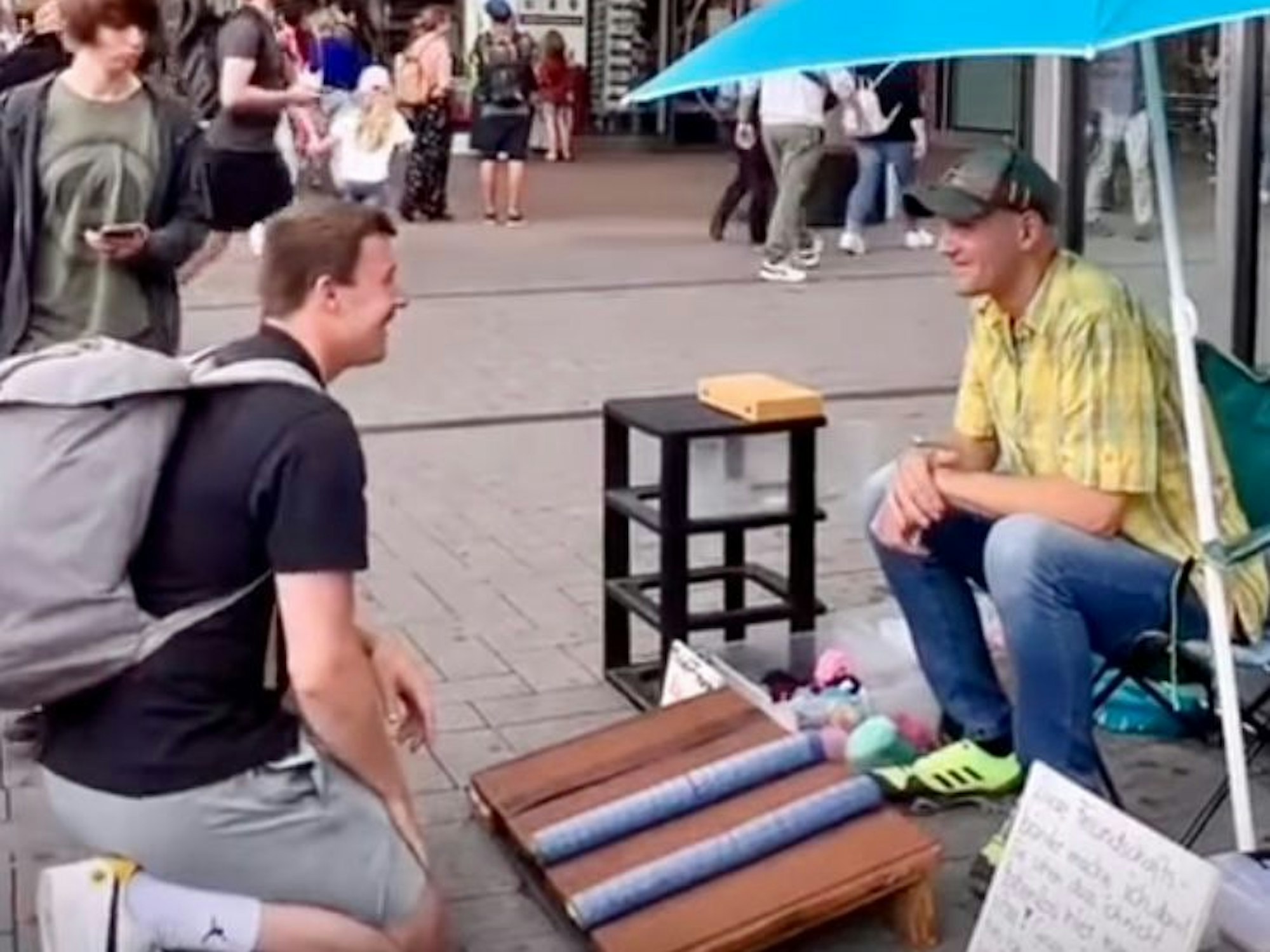 Marc von helpyousmile spricht mit Straßenkünstler Stefan Lück.