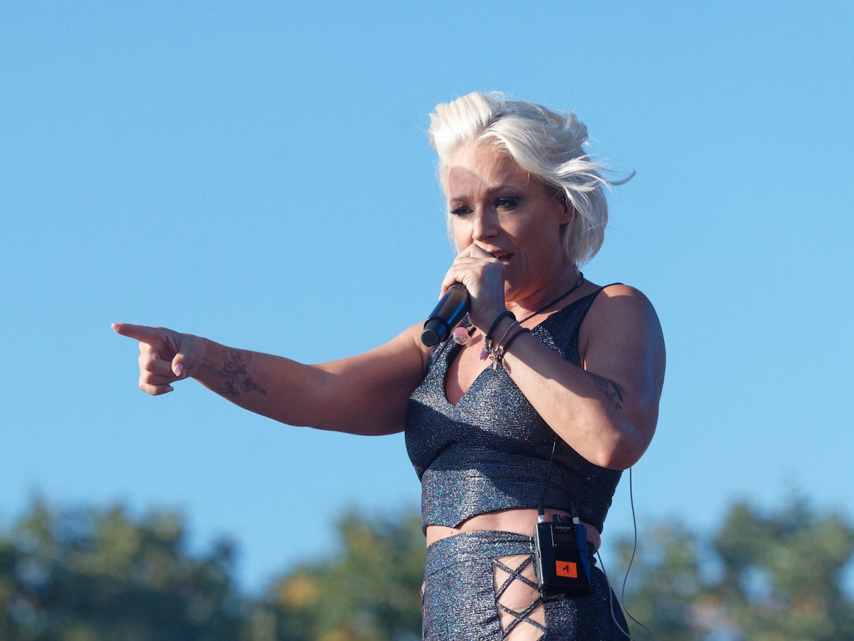 Die Sängerin Michelle steht beim Schlager-Event „Lieblingslieder“ in der Rheinaue auf der Bühne.