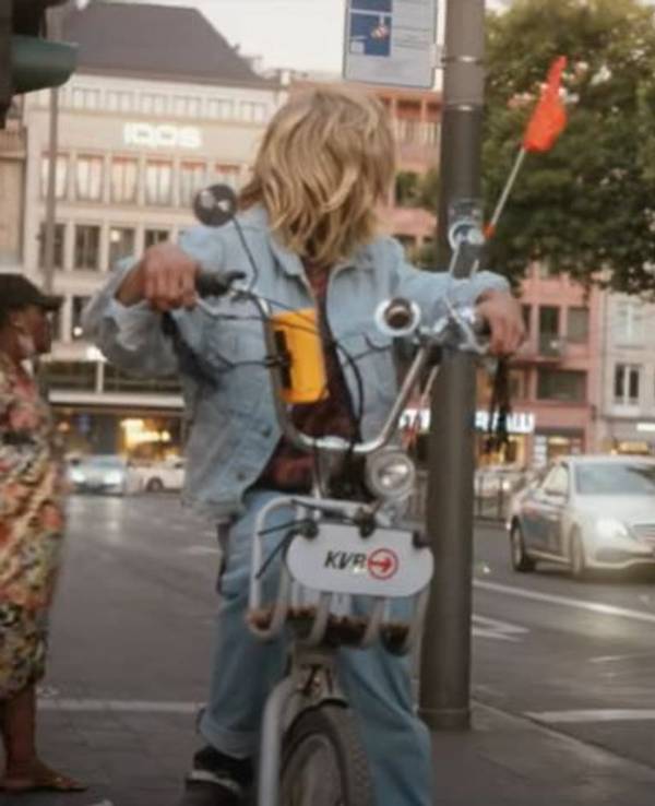 Screenshot aus dem neuen Werbespot der KVB: Zu sehen ist ein Manta auf dem Neumarkt in Köln.