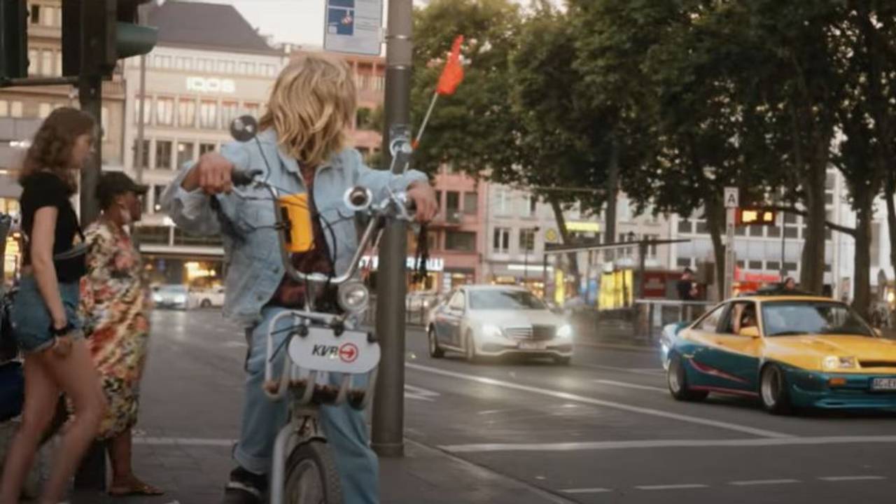 Screenshot aus dem neuen Werbespot der KVB: Zu sehen ist ein Manta auf dem Neumarkt in Köln.